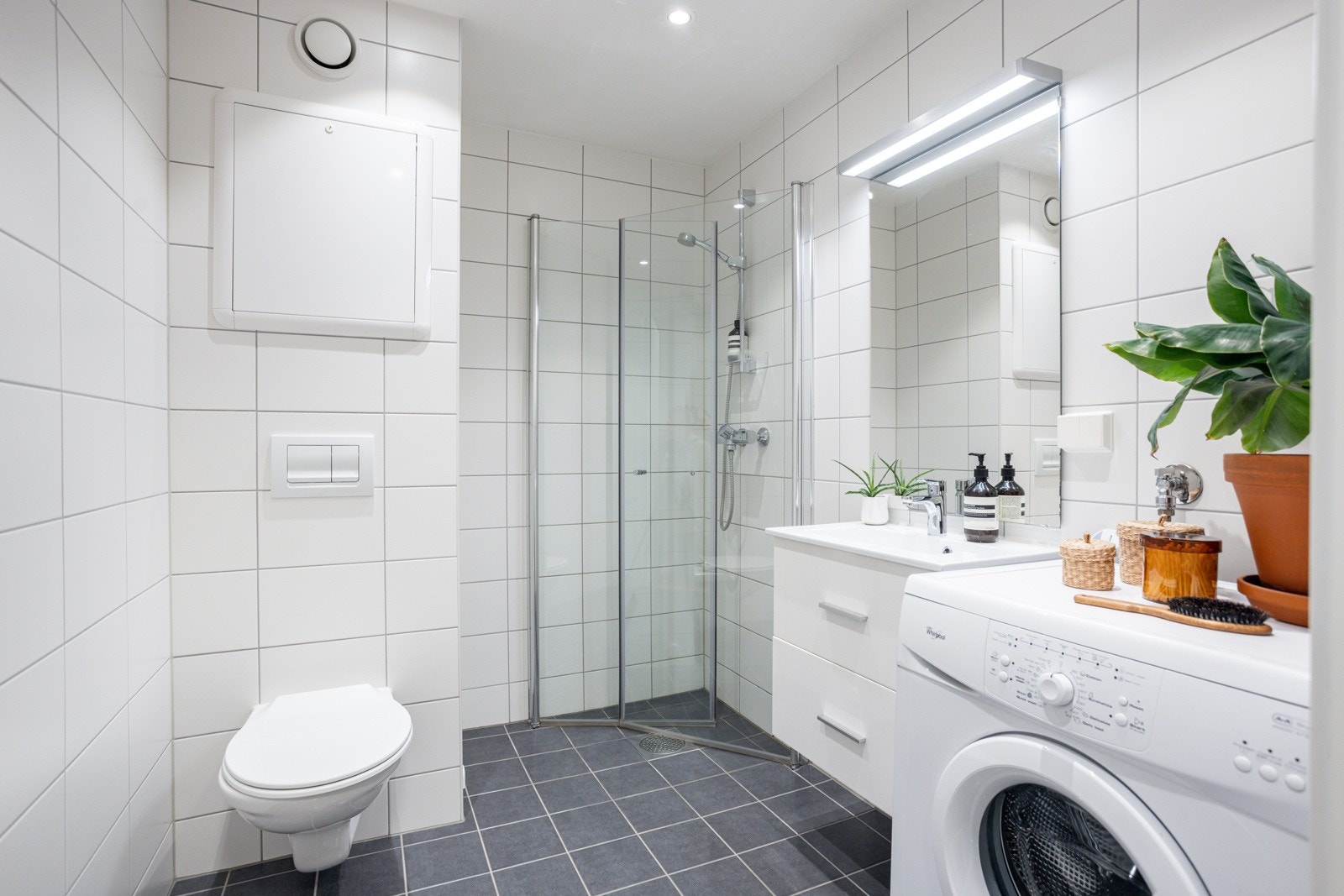 Delikat flislagt baderom som ble pusset opp i regi av gården i 2017. Galleribilde