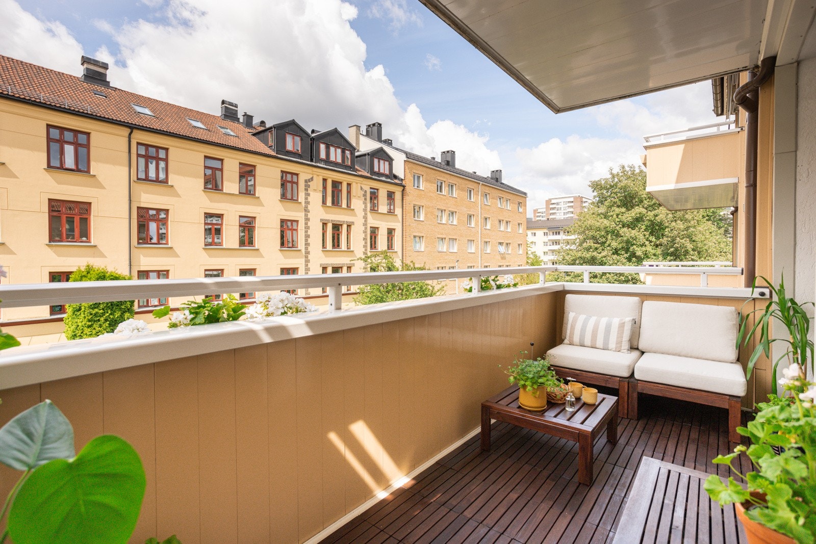 Vi har for salg en gjennomgående og lys 2-roms med vestvendt balkong, "alt" inkludert i felleskostnadene, IN-ordning, bad fra 2016 og kjøkken fra 2017! Galleribilde