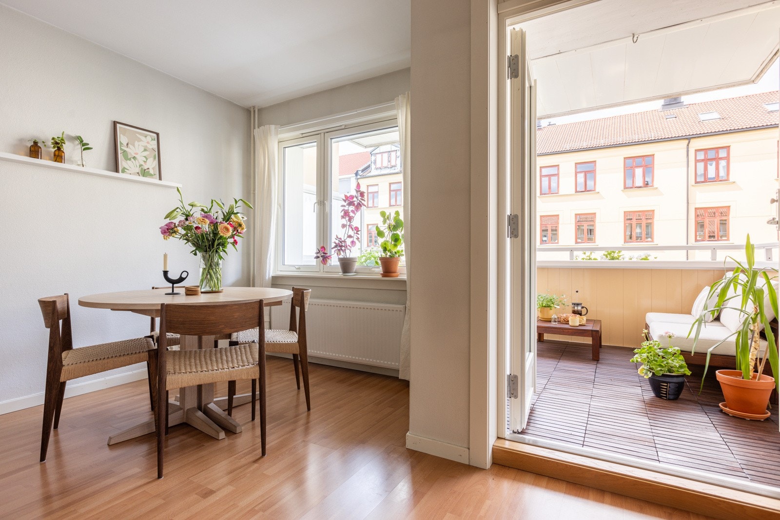 Fra stuen er det utgang til den vestvendte balkongen. Galleribilde