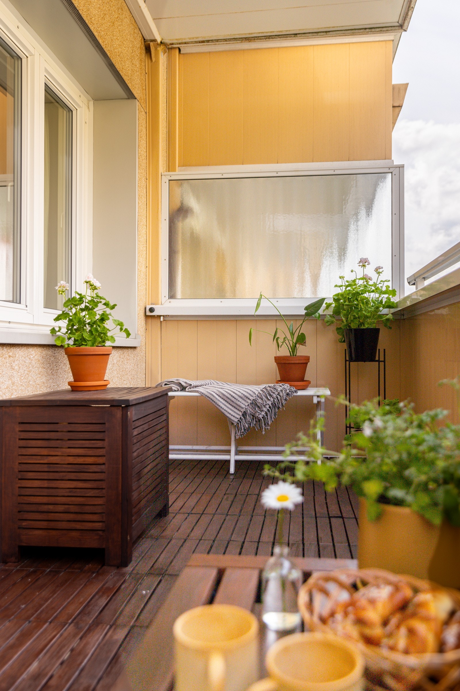 Balkongen oppleves som romslig og har plass til både sittegruppe og et spisebord om ønskelig. Galleribilde