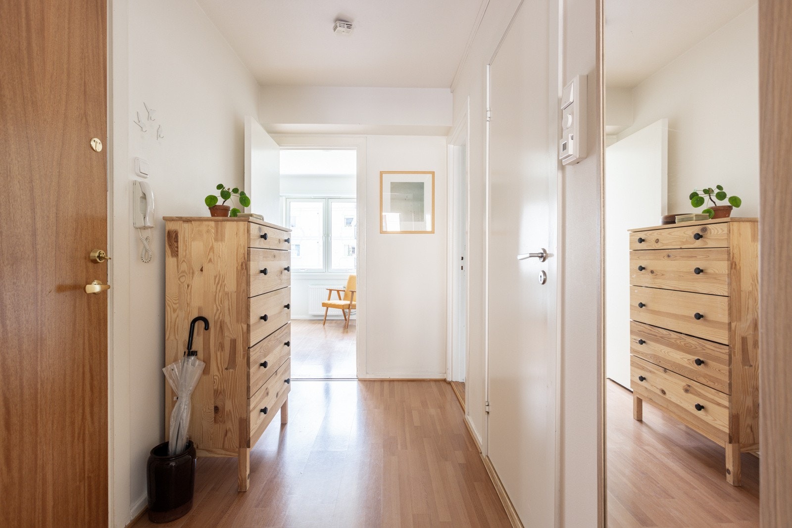 Entre med plass til sko og yttertøy. Galleribilde