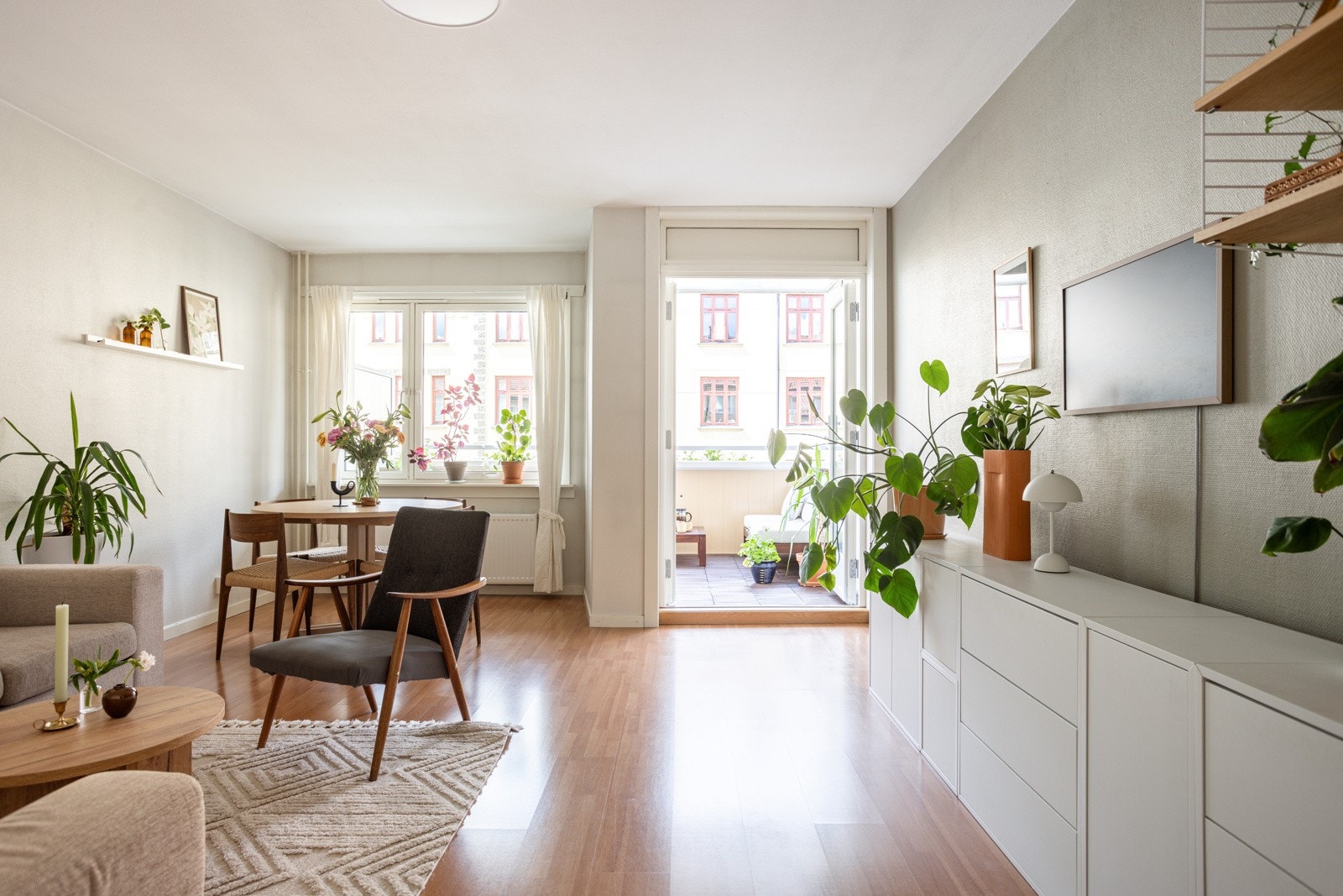 Leiligheten ligger i 3. etasje og inneholder: Entre, stue med utgang til vestvendt balkong, kjøkken, soverom og bad. Galleribilde