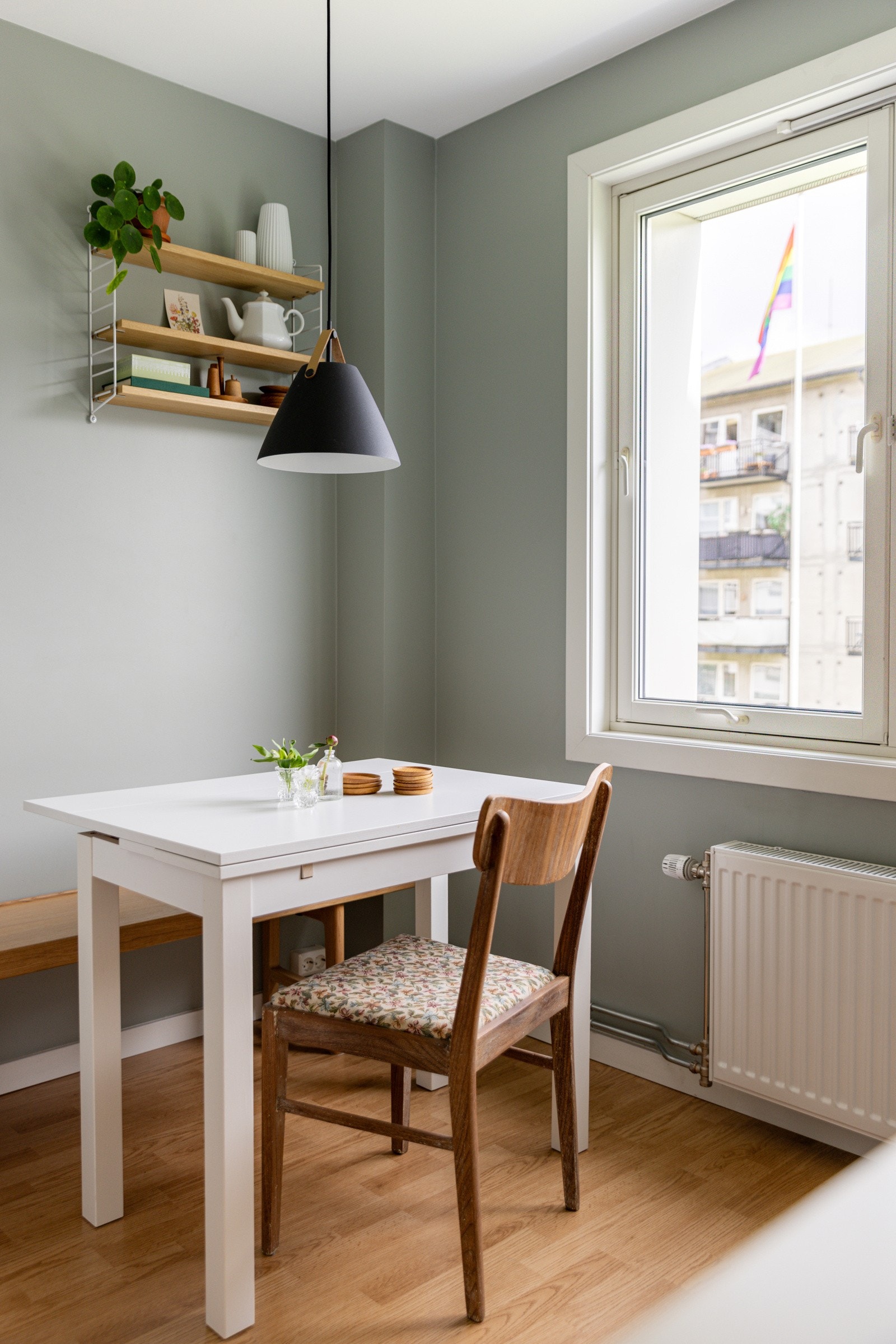 Flere leiligheter i borettslaget har flyttet kjøkkenet for å etablere et ekstra soverom. Galleribilde