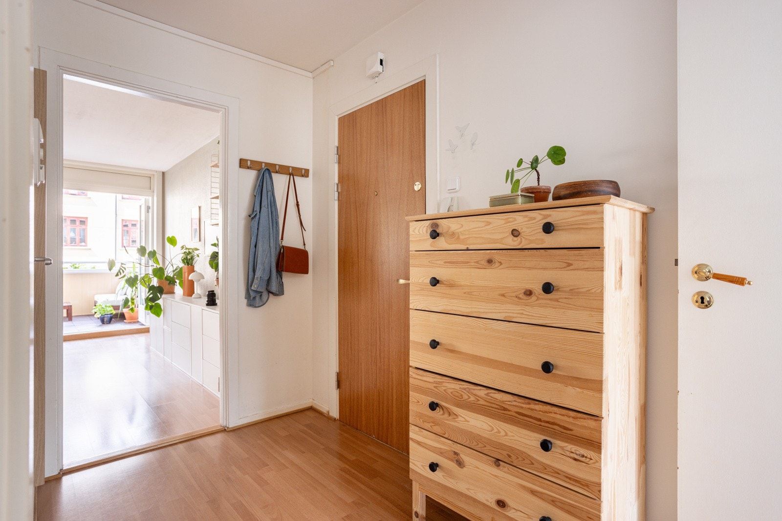 Ytterligere lagringsplass finnes i bod på loftet med 8 kvm gulvareal og en kjellerbod på 4 kvm. Galleribilde