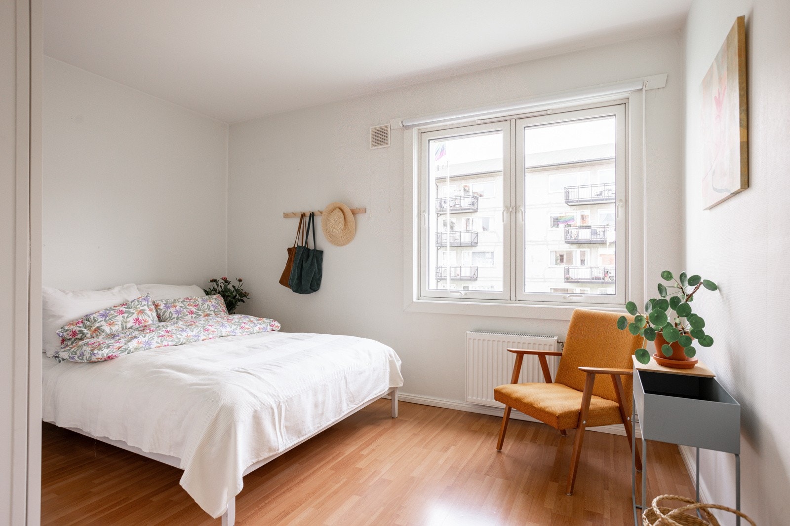 Hyggelig soverom med plass til dobbeltseng og garderobeløsninger. Galleribilde