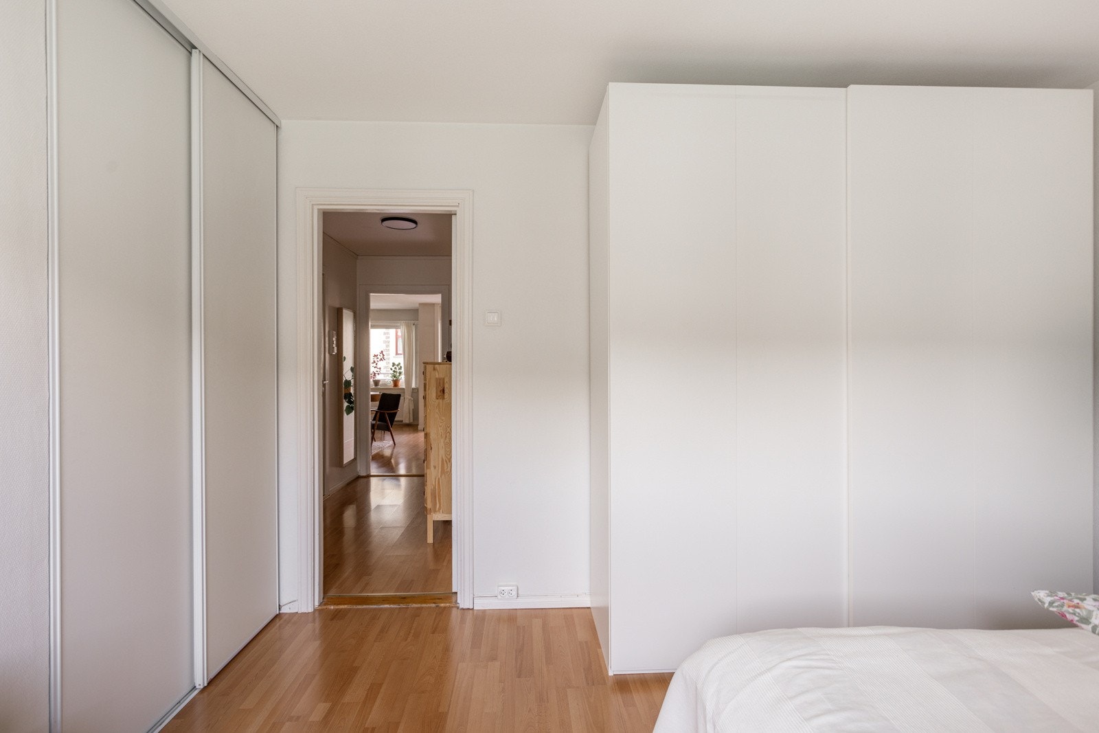 Her ser man de to doble skyvedørsgarderobene på soverommet. Galleribilde