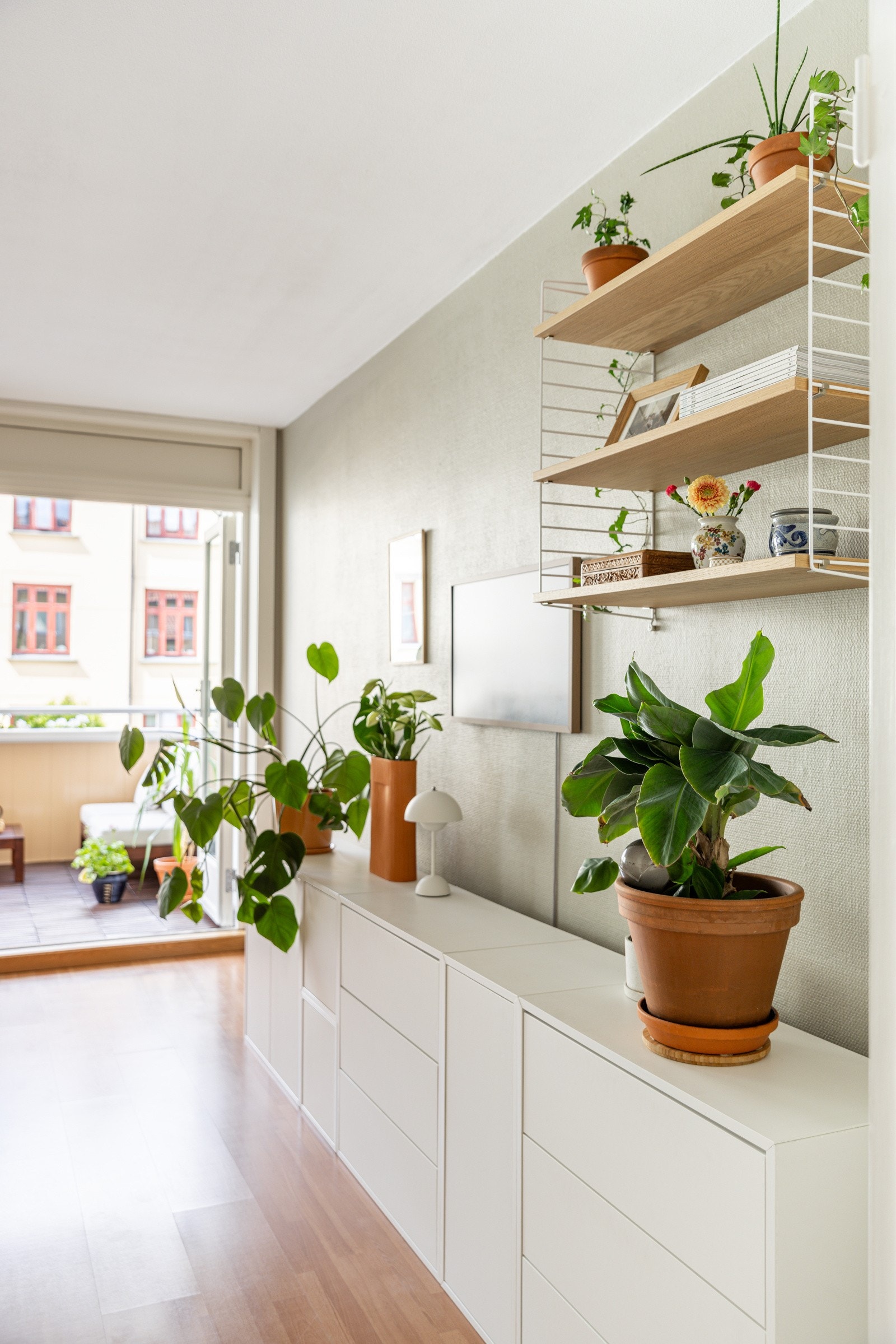 Leiligheten er oppvarmet med radiatorer tilkoblet fjernvarme. Både fyring, varmtvann, kabel-TV og internett er inkludert i felleskostnadene. Galleribilde