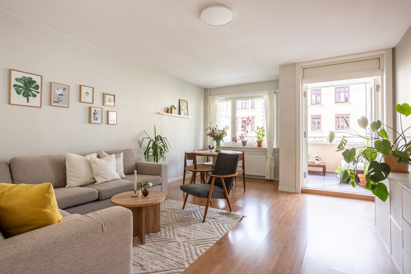 Den gjennomgående planløsningen sørger for å åpne opp rommene og slippe lyset inn. Galleribilde