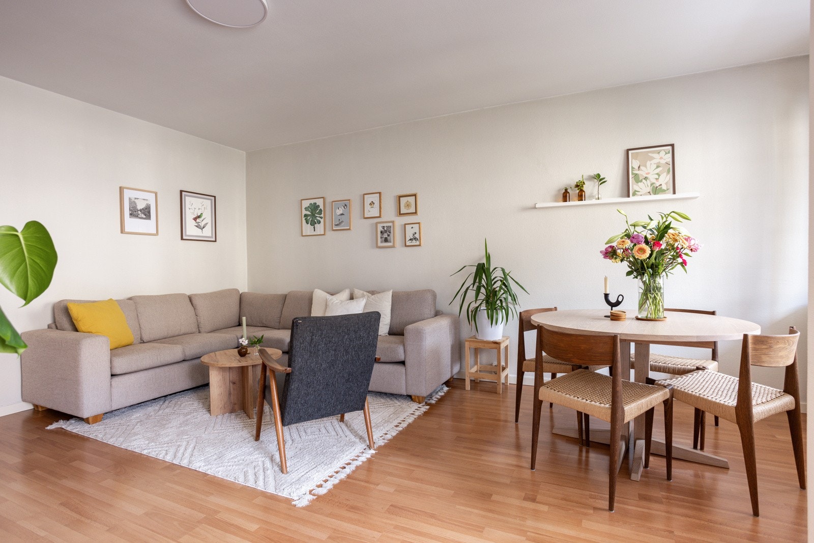 Stuen har en god størrelse og kan enkelt møbleres med både sittegruppe og spiseplass. Galleribilde