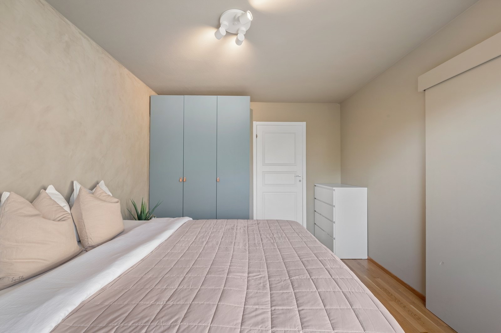 - I tillegg til oppbevaring i garderobeskap på soverom, medfølger det to eksterne boder og en bod inne i leiligheten - Galleribilde