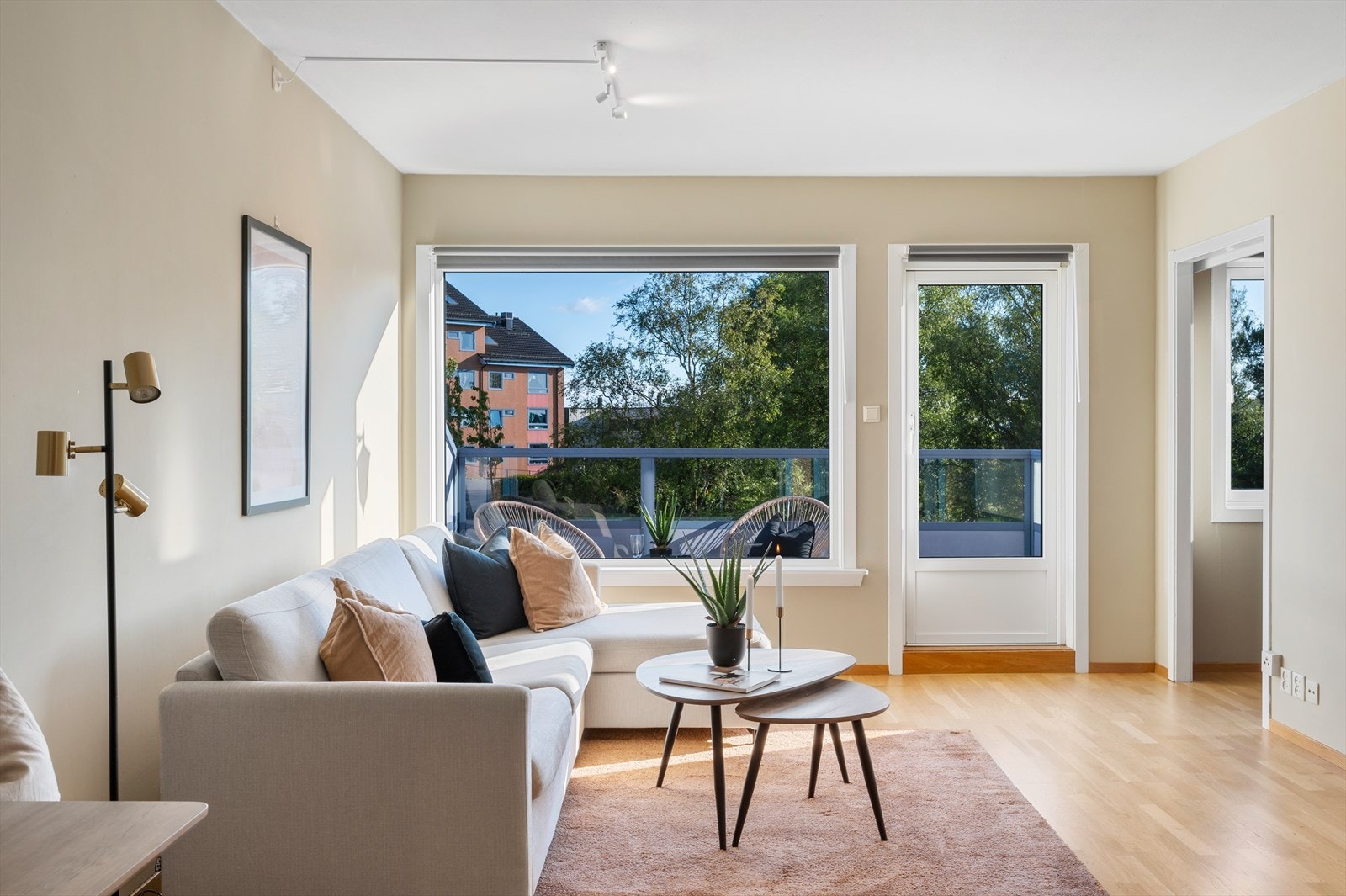 - De store vindusflatene sørger for rikelig med verdifullt lysinnslipp - Galleribilde