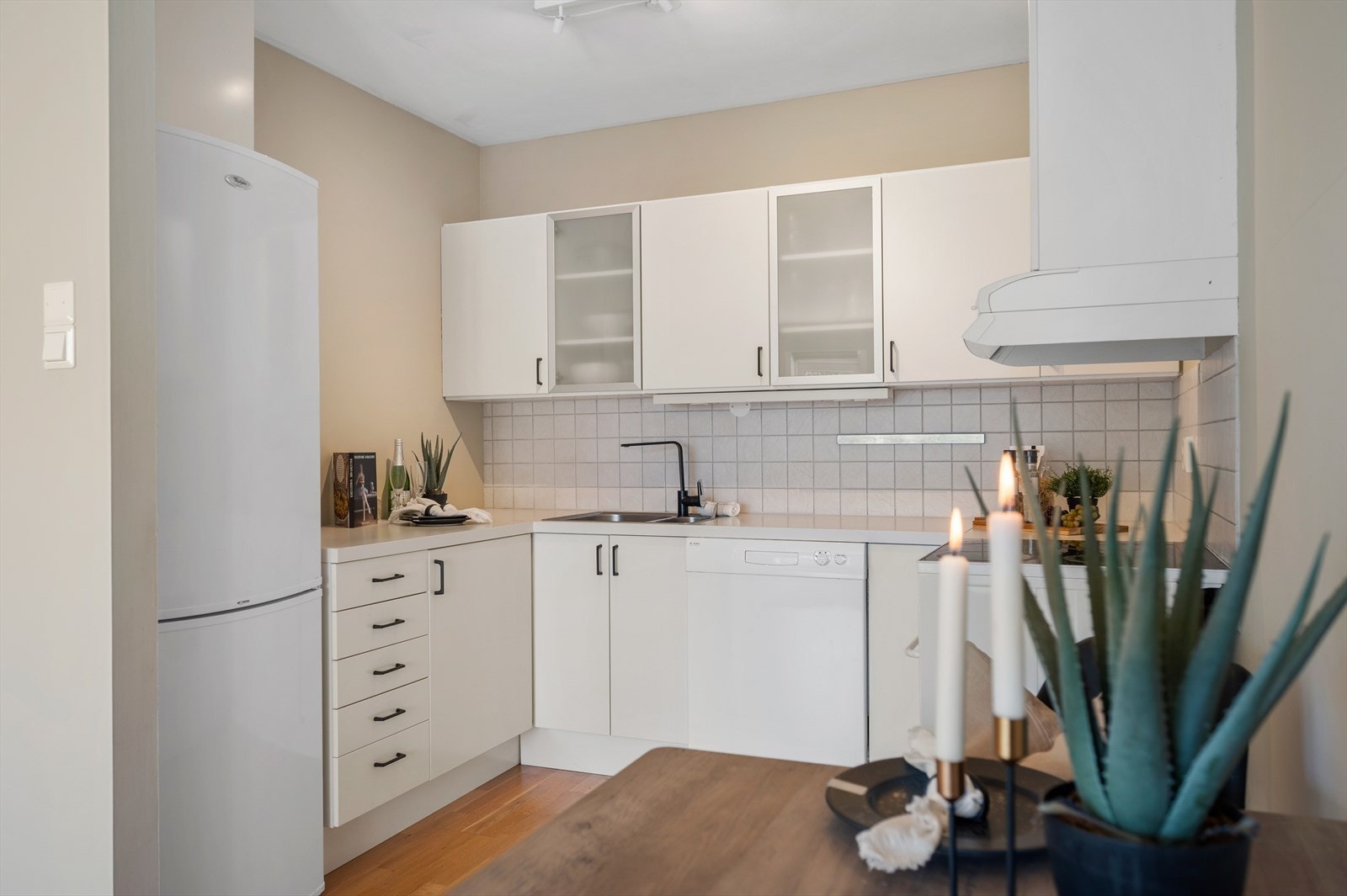 - Klassisk kjøkkeninnredning med slette fronter og laminat benkeplate - Galleribilde