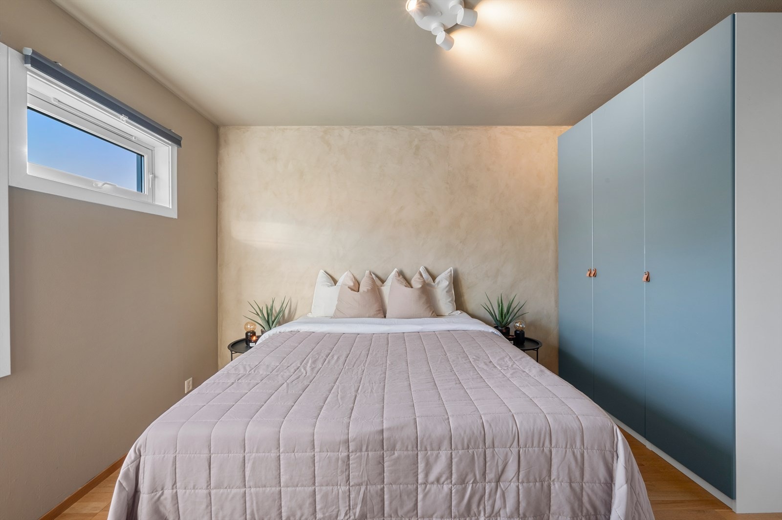 - God plass til seng og øvrig møblement - Galleribilde