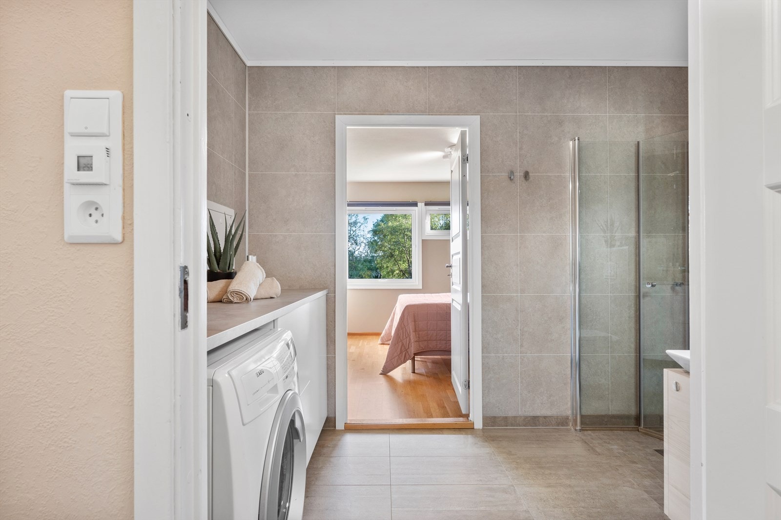 - Fra badet har man direkte tilkomst til både entréen og soverommet - Galleribilde