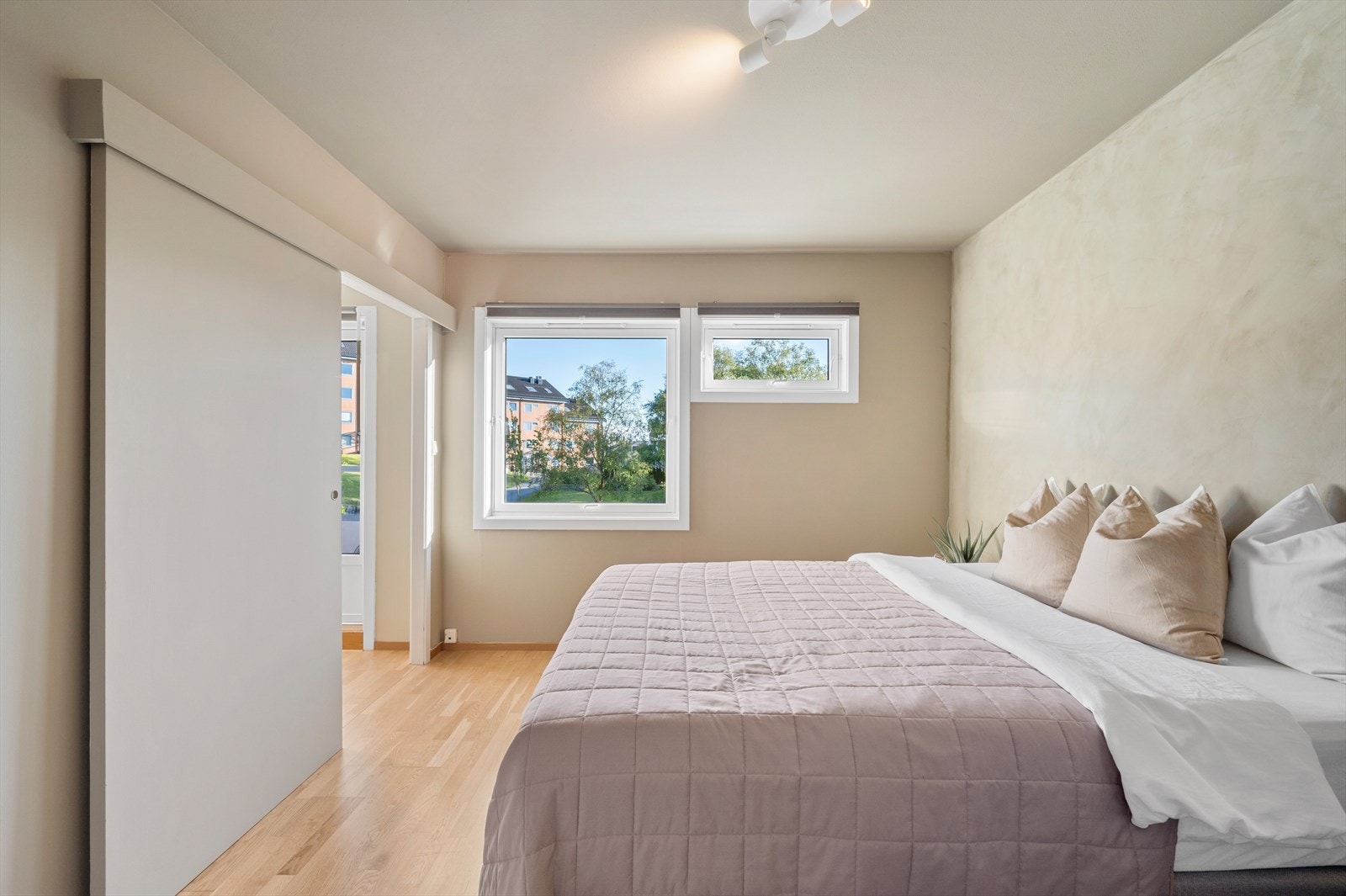 - Soverommet måler hele 12,1m² - Galleribilde