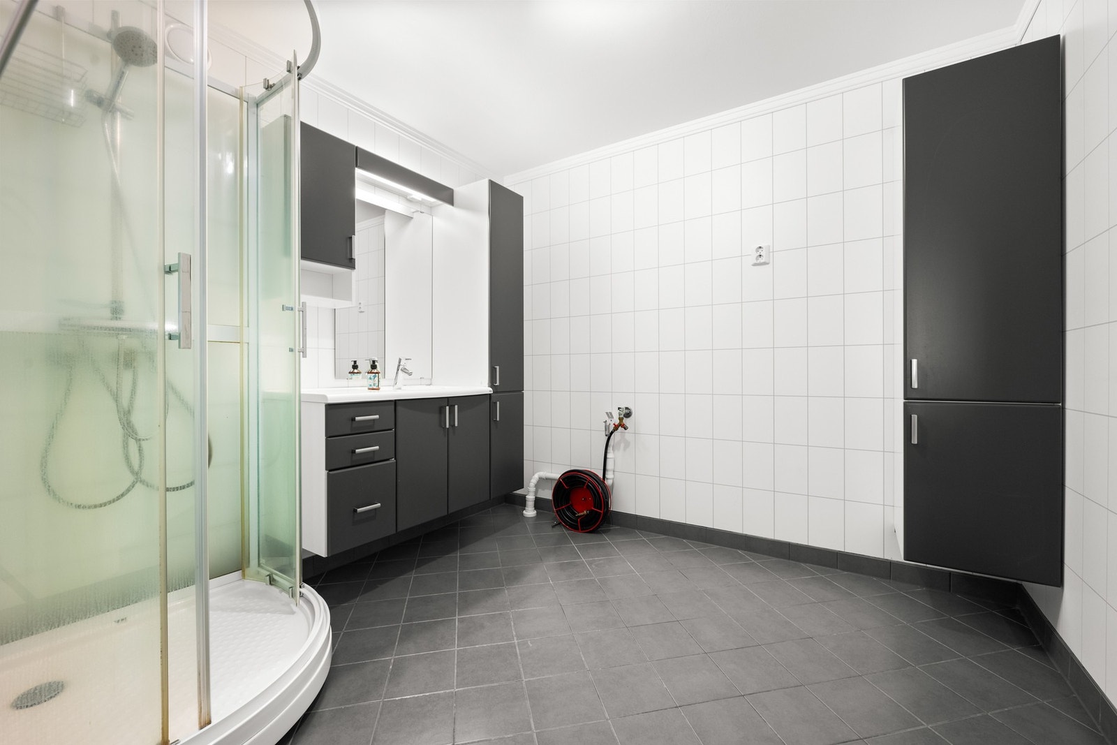 Pent og moderne baderom med gulvvarme og fliser på gulv og flise/baderomsplater på vegg Galleribilde