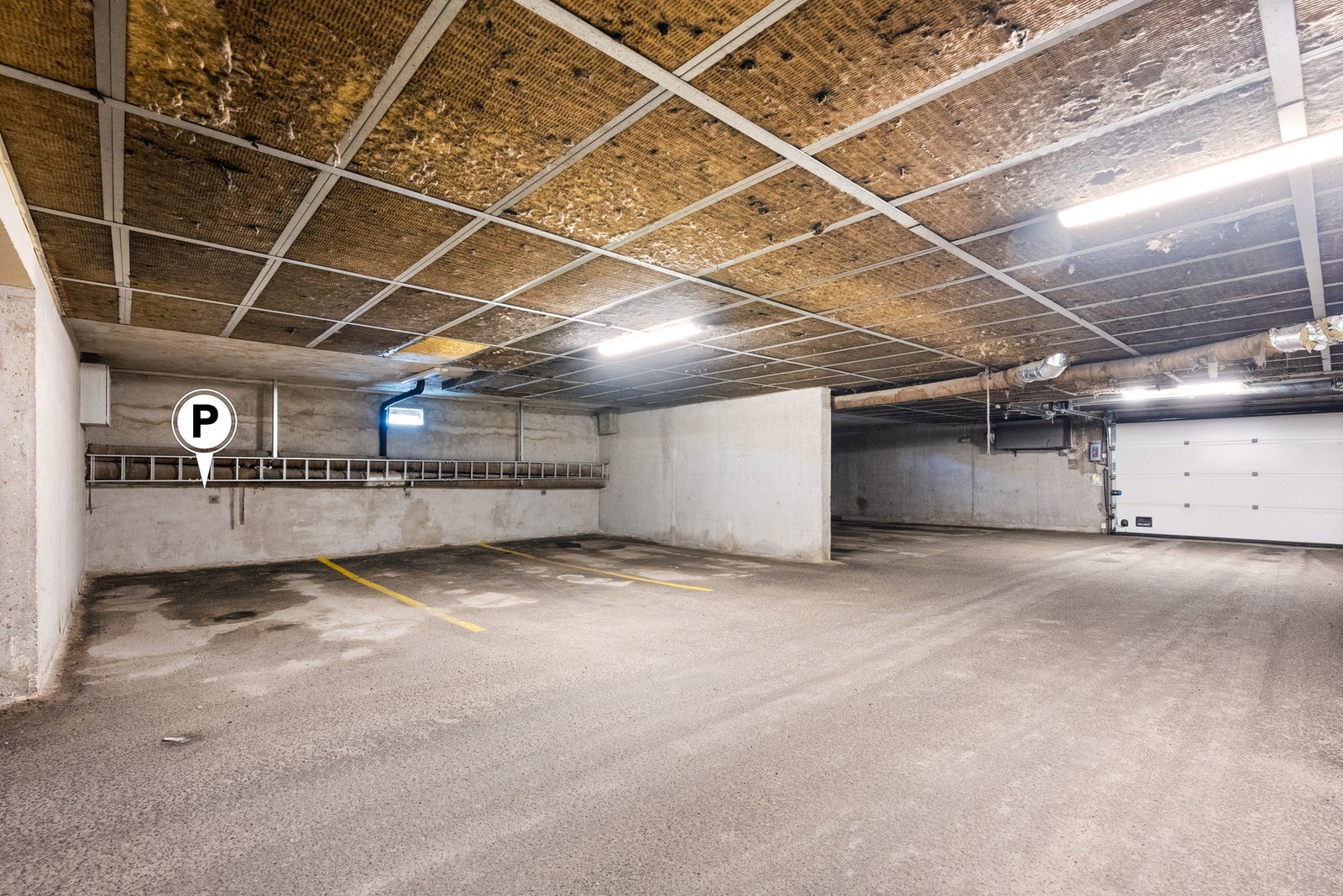 Boligen disponerer 1 parkeringsplass (nr.61) i felles garasjeanlegg under blokka. Herfra kan man gå innendørs opp til leiligheten Galleribilde