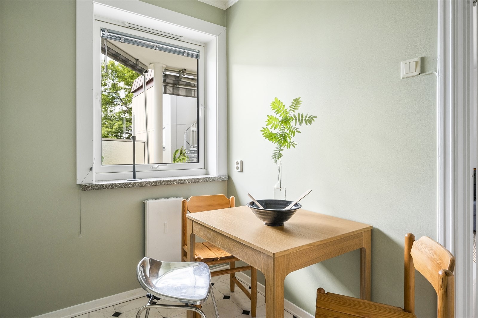 Fin plass til spisebord ved vinduet. Galleribilde