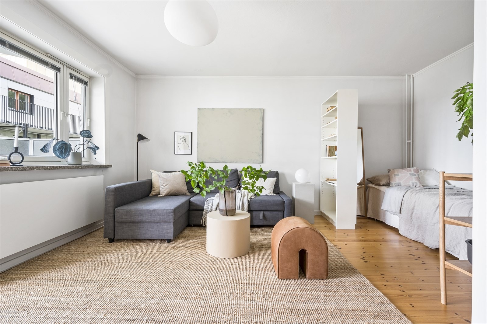 Innbydende stue som enkelt kan deles inn i soner - her er det plass til en sofagruppe med naturlig avstand til TV-seksjon. Galleribilde
