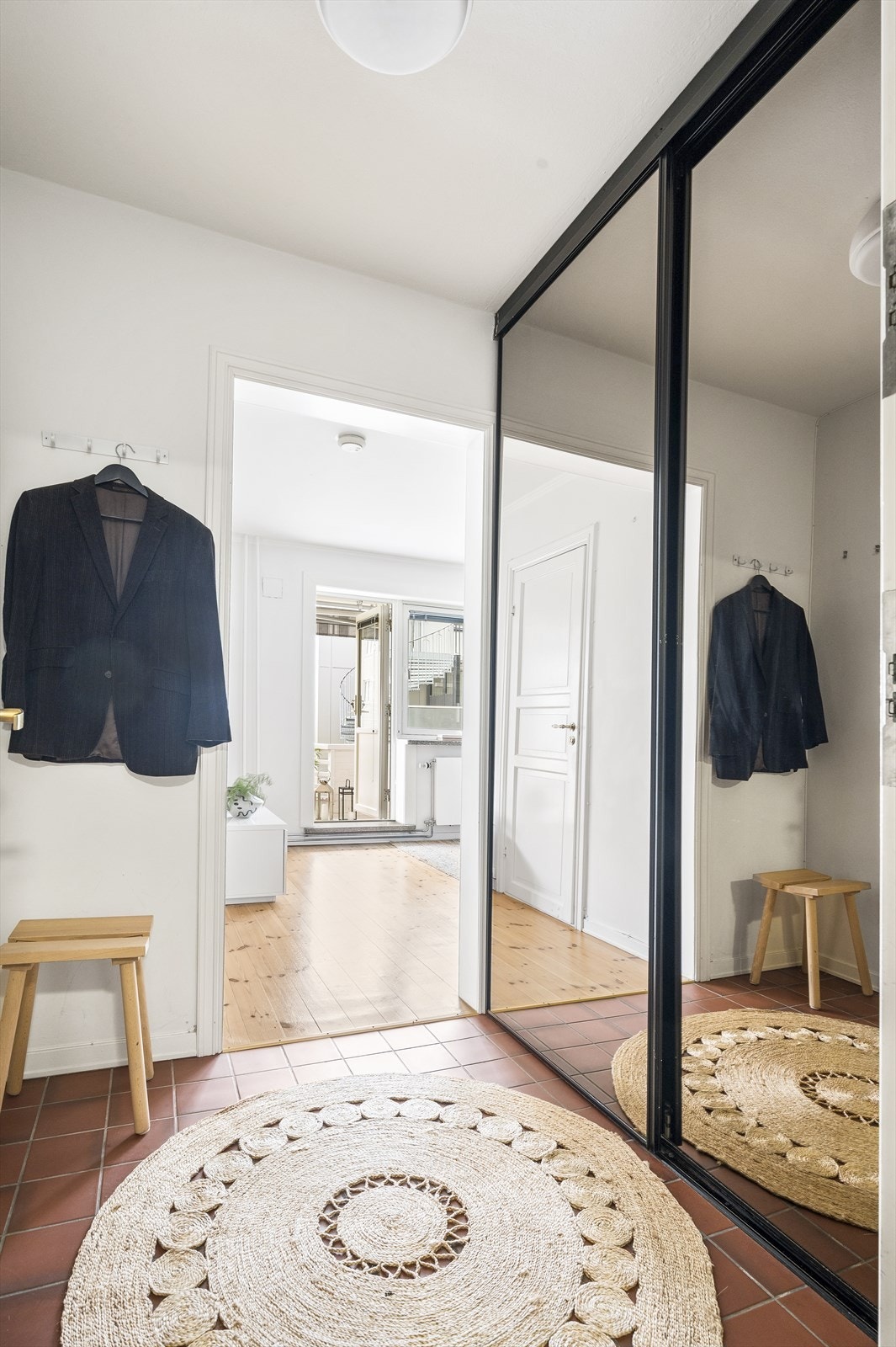 Hyggelig entré med god plass til å henge fra seg ytterklær i stor skyvedørsgarderobe. Galleribilde