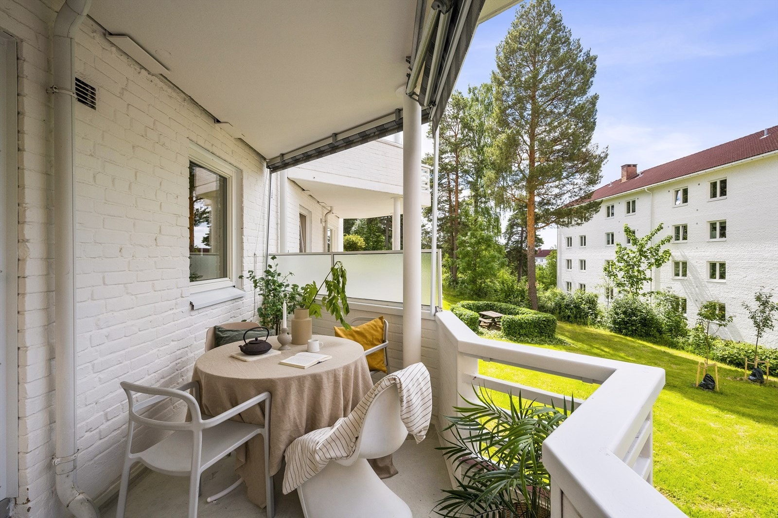 Balkongen fungerer som en forlengelse av stuen på sommerhalvåret - et perfekt samlingsted for hygge og grilling. Galleribilde