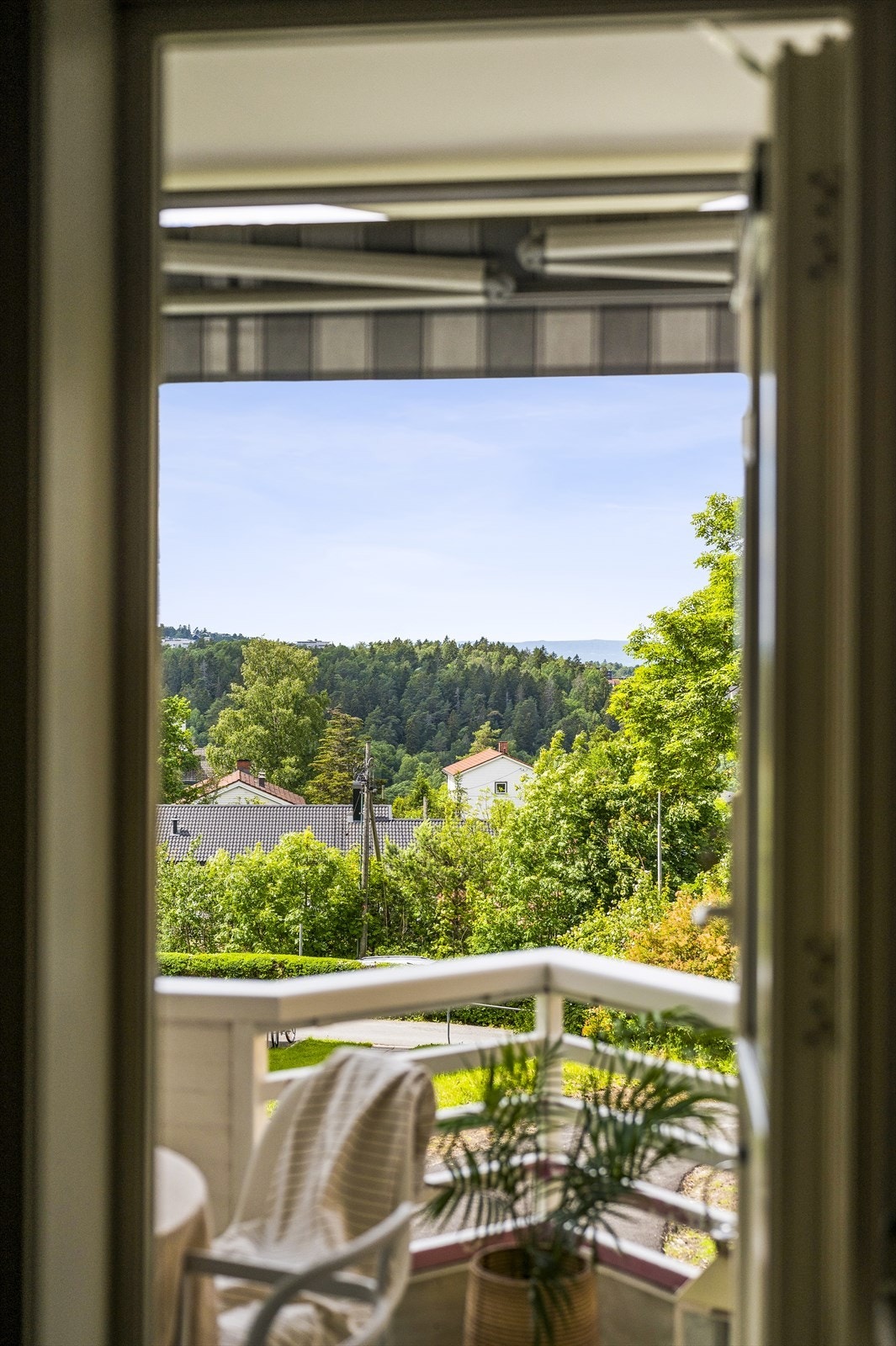 Utgang fra stuen til en vestvendt balkong på hele 9 m2. Galleribilde