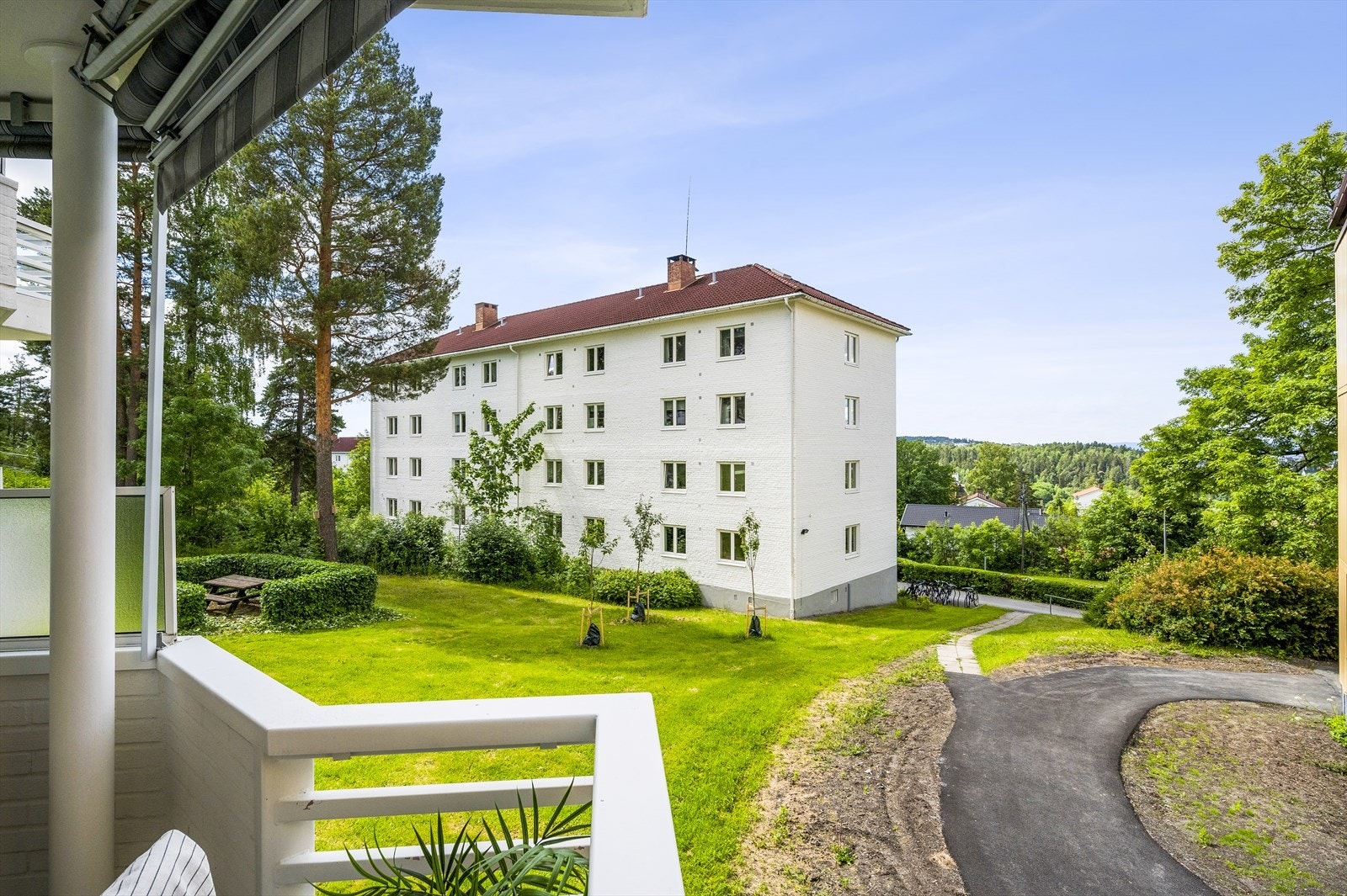 Utsyn mot grønne fellesarealer. Galleribilde
