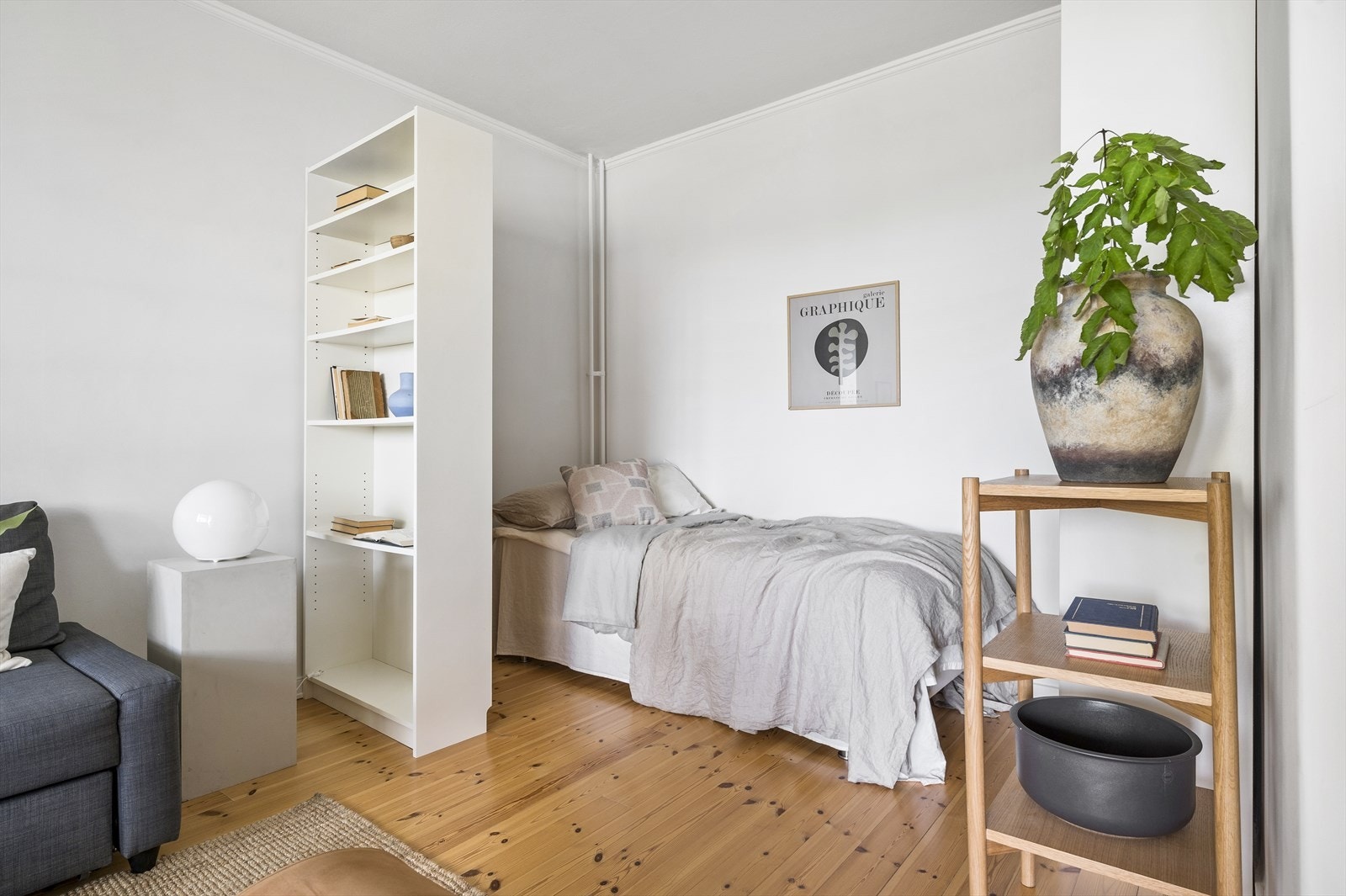 Naturlig inndeling for seng og klesgarderobe, samt mulighet for en sovealkove. Galleribilde