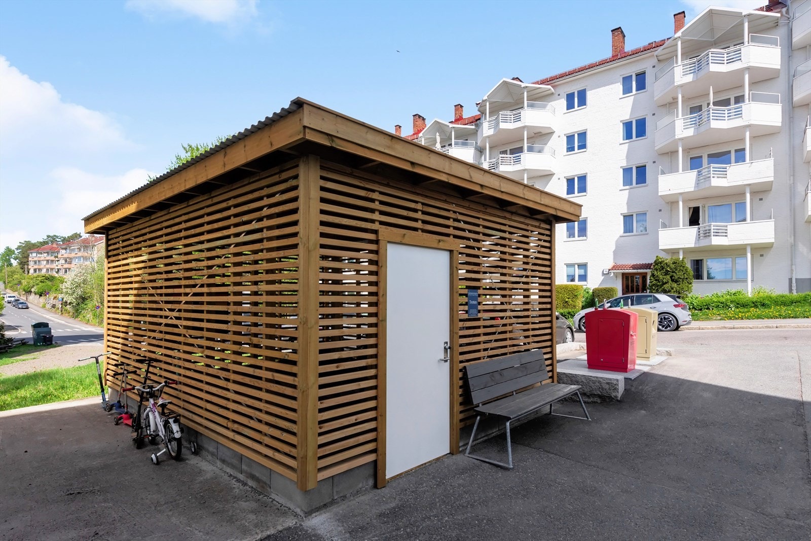 Praktisk sykkel/barnevognhus rett utenfor. Galleribilde