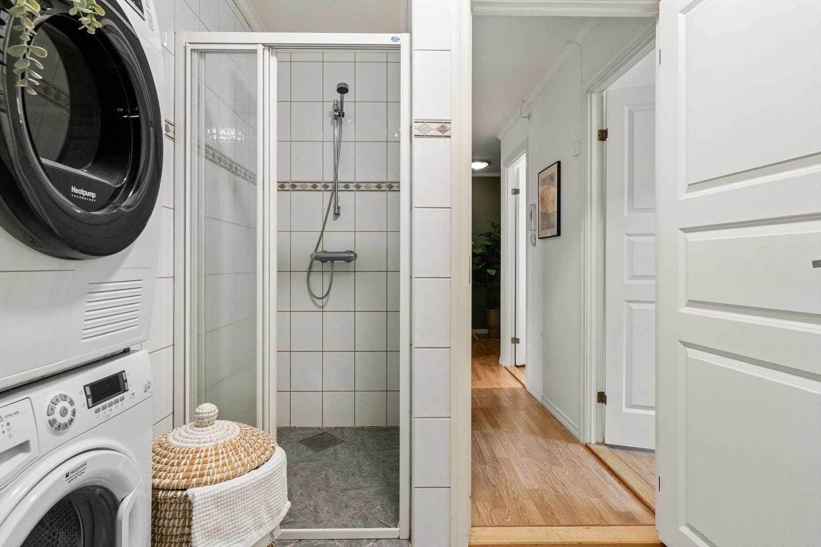- Badet er helfliset med malte slette flater - Galleribilde
