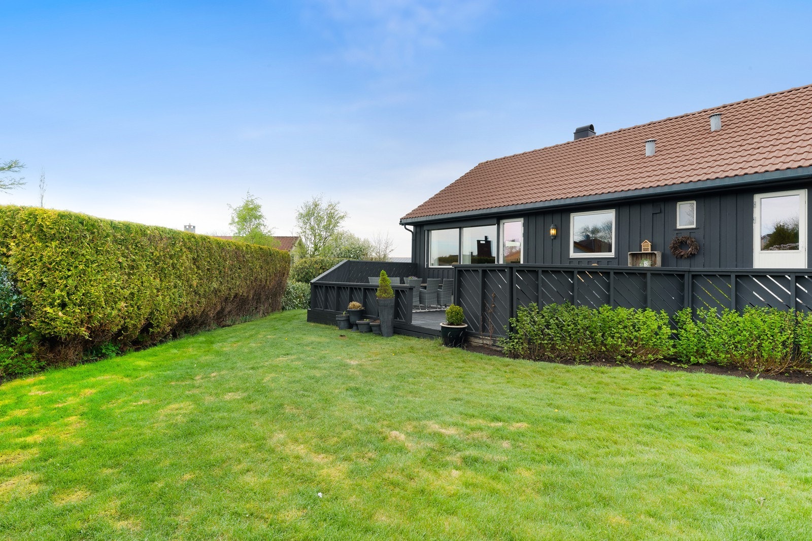 Skjermet terrasse og hage mot sør. Galleribilde