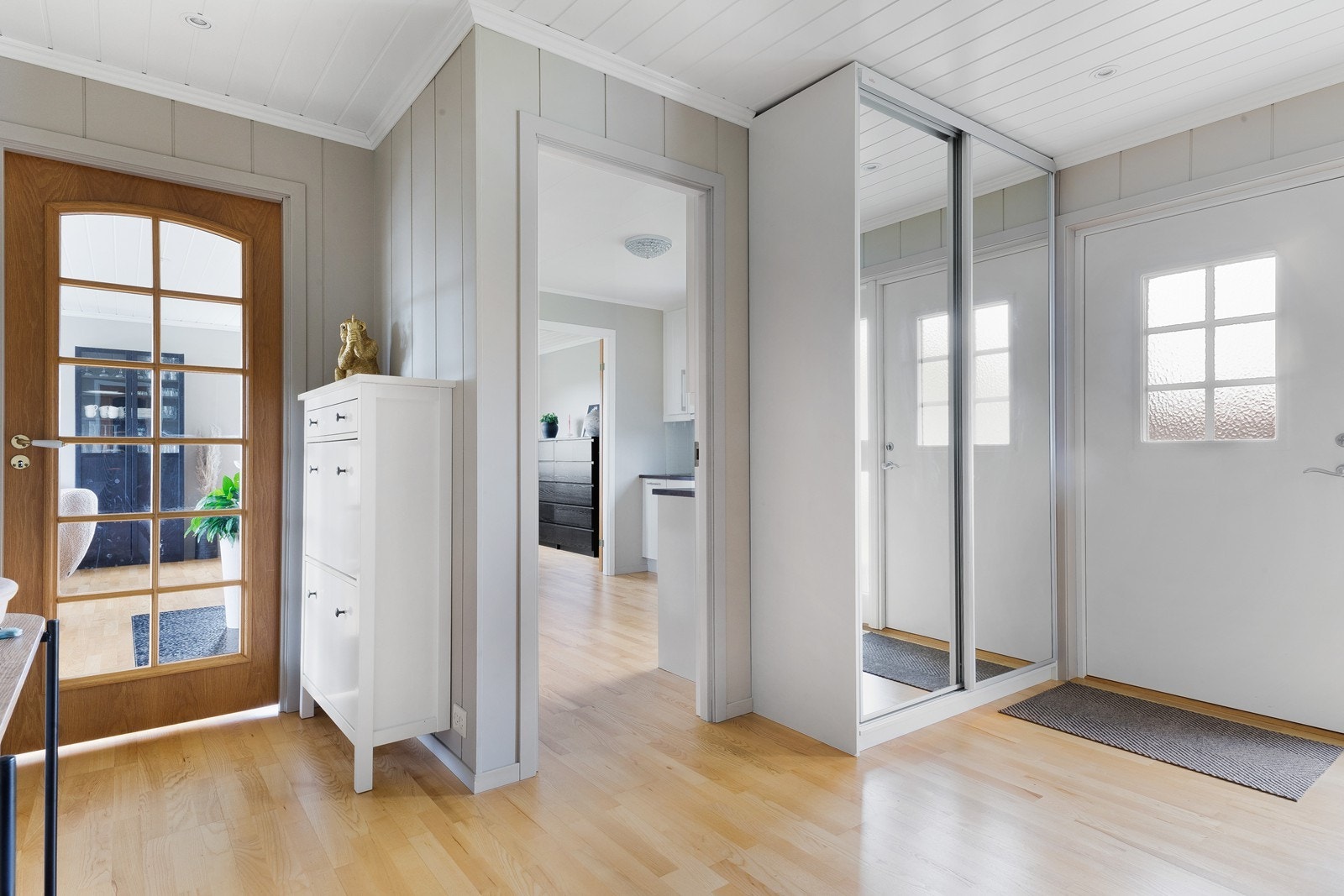 Fin entrè med skyvedørsgarderobe med speildører og garderobe for gjester Galleribilde