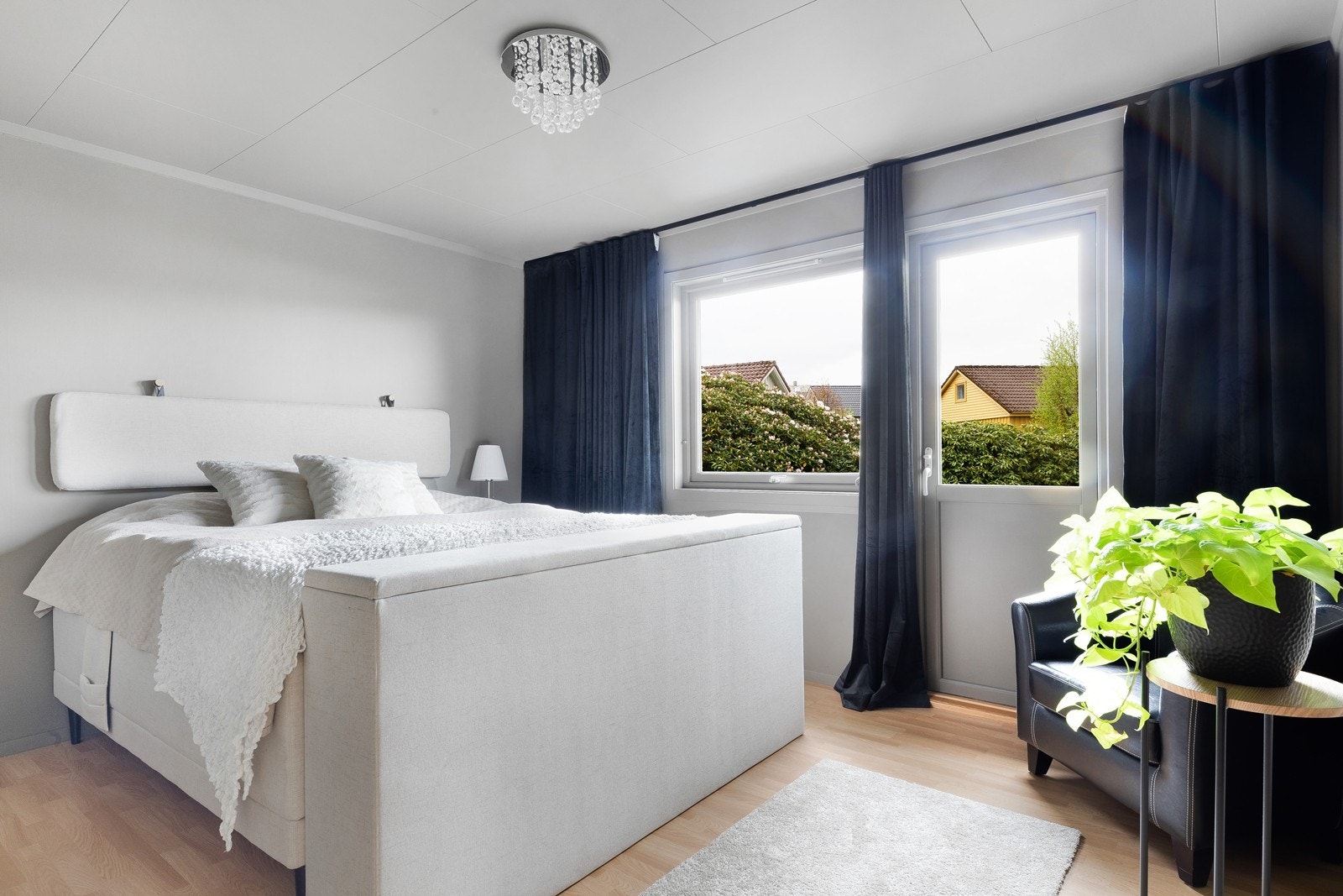 Stort hovedsoverom med direkte utgang til terrassen. Galleribilde