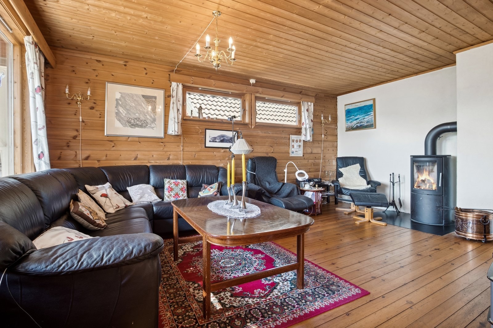 Stuen er koselig, og har panel i himling og på vegger, og tregulv. Galleribilde