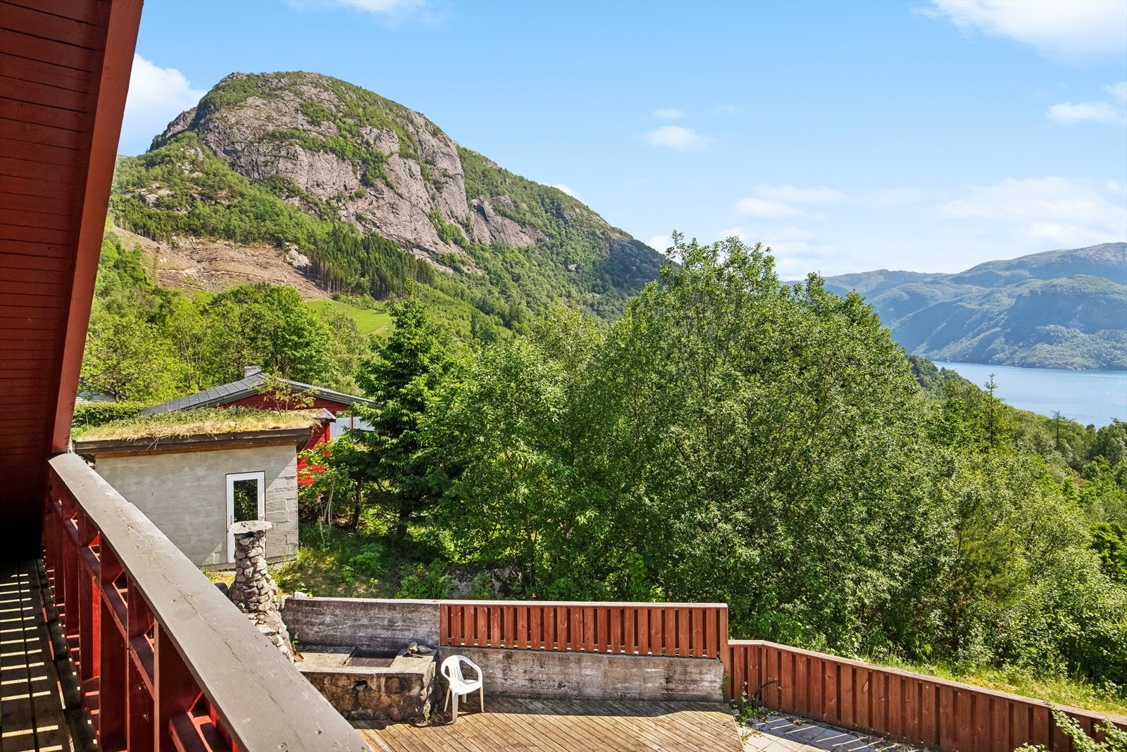 Nydelig utsikt fra altanen i andre etasje. Galleribilde