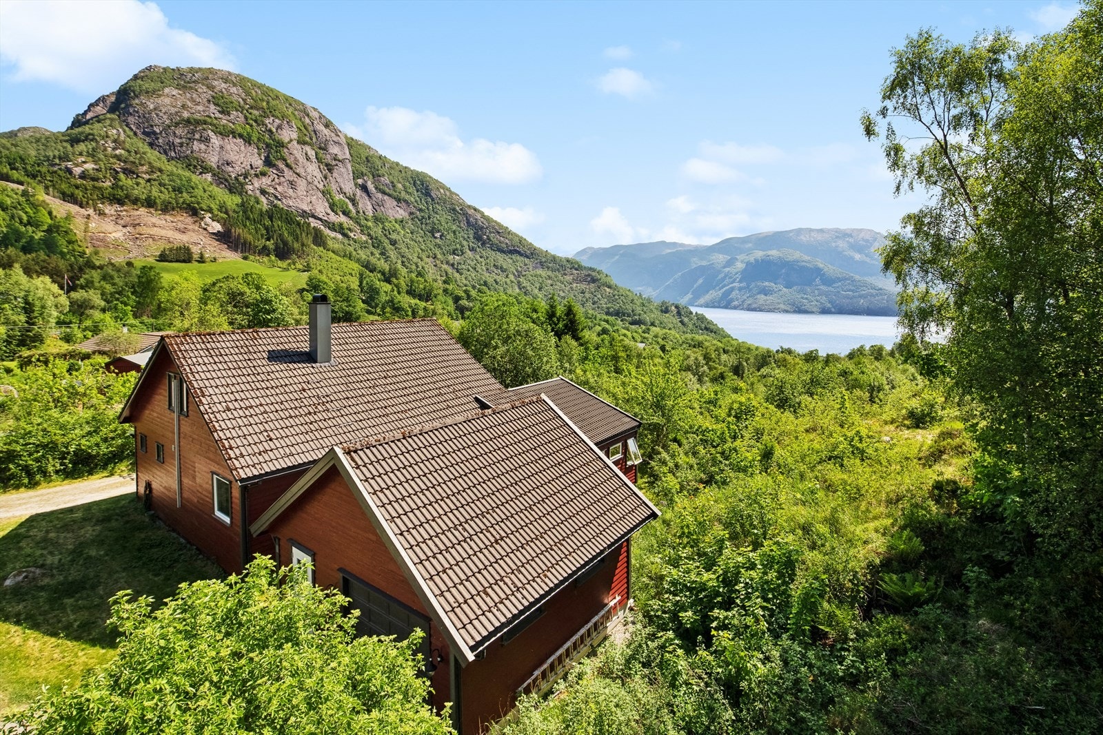 Nærmeste skole er Forsand Skule (4 min kjøring unna), og nærmeste barnehage er Forsand barnehage, som ligger 5 minutter unna i bil. Galleribilde