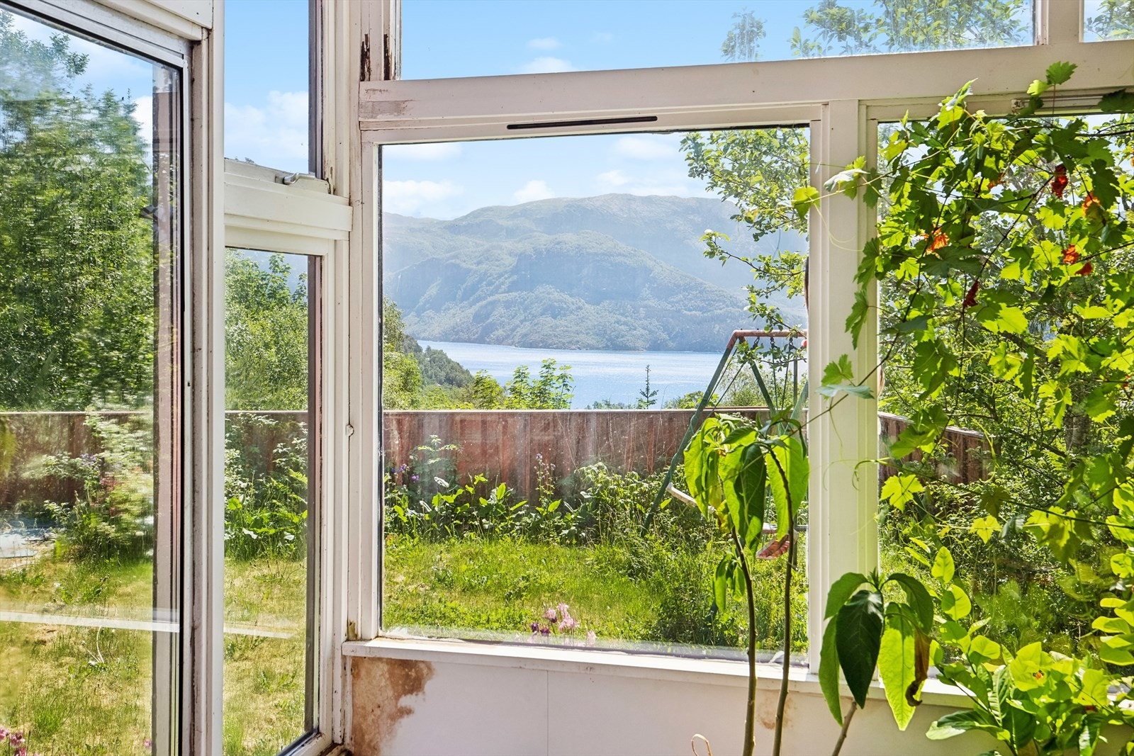 Nydelig utsikt mot Høgsfjorden. Galleribilde