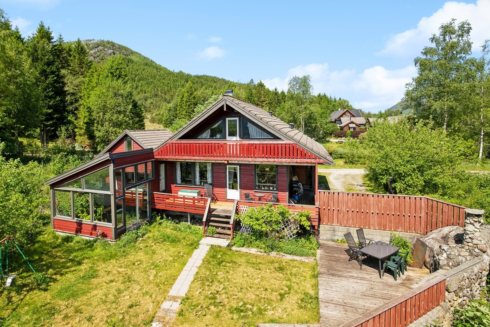 Eiendommen er opparbeidet med gangstier, hage, beplantning, terrasse, garasje og anneks. Galleribilde