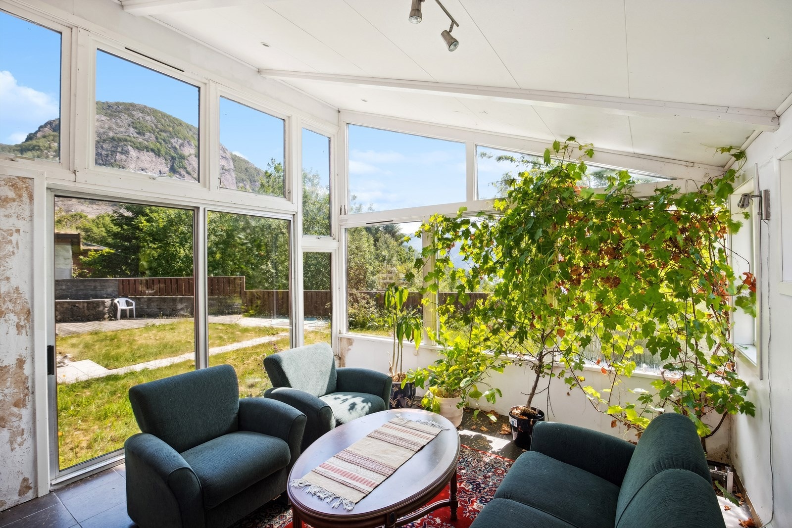 Det ble i 2004 bygget på en vinterhage, et herlig sted med gode lysforhold og fin utsikt mot hagen. Galleribilde