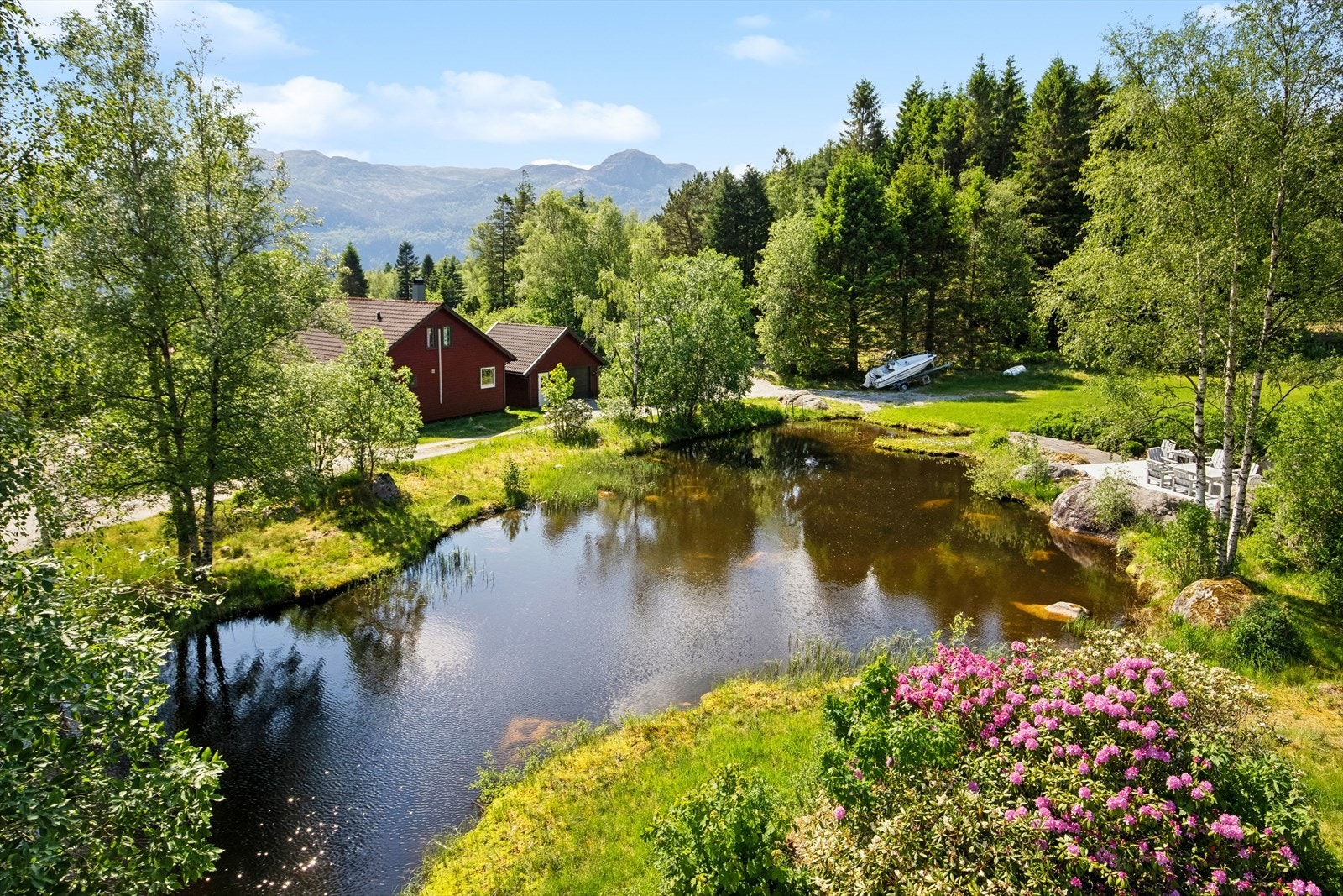 Like ved eiendommen ligger et sjarmerende tjern der man kan bade om sommeren og stå på skøyter om vinteren. Galleribilde