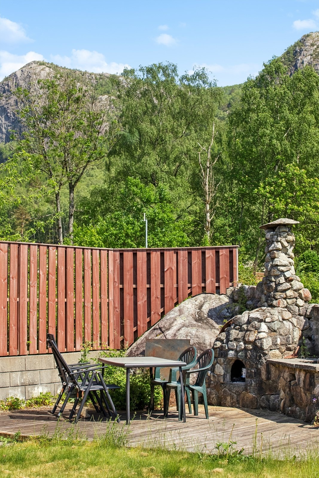 Det er flere fine uteplasser, her med utepeis. Galleribilde