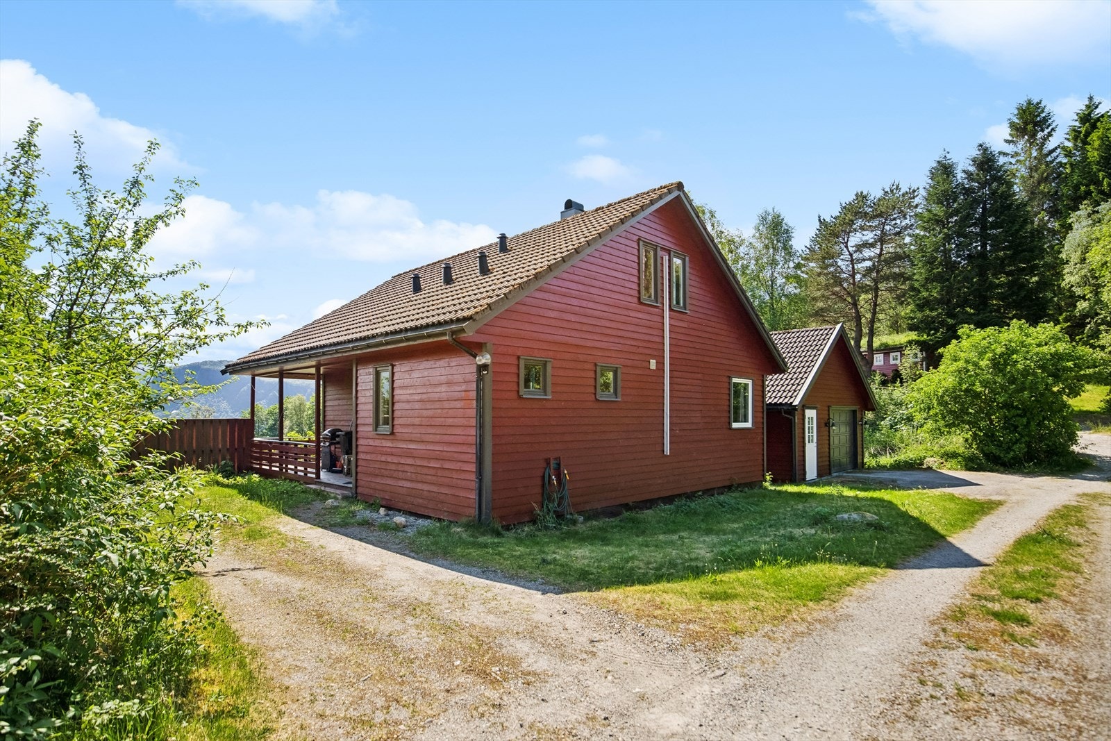 Det er flere biloppstillingsplasser på eiendommen. Galleribilde