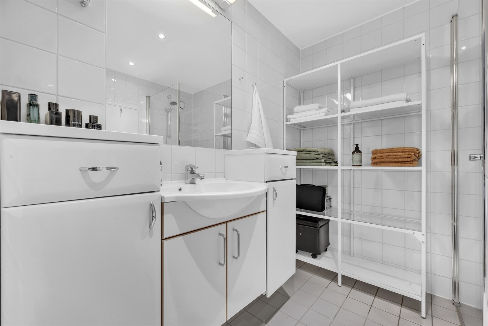 Godt med oppbevaring på badet. Galleribilde