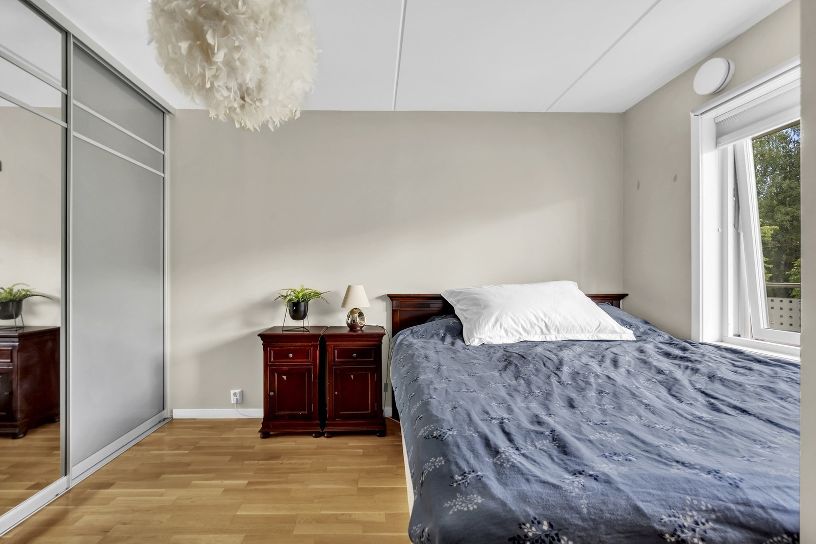 Romslig soverom. Galleribilde