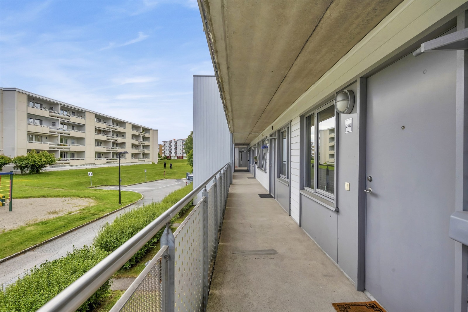 Gjennomgående andelsleilighet beliggende i byggets 2. etasje, med adkomst via heis (eller trapp) og felles svalgang. Oppgangen har callinganlegg. Galleribilde
