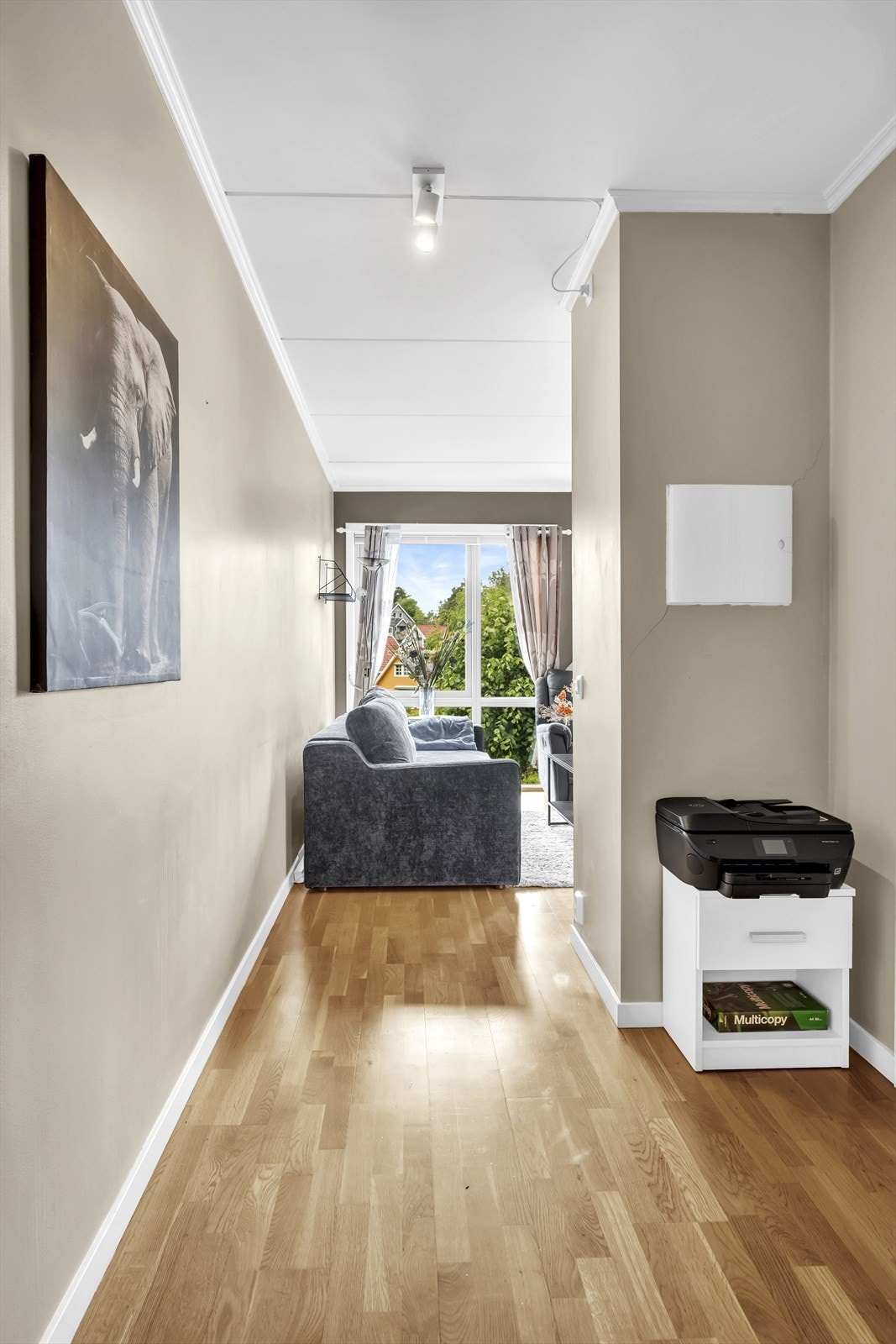 Gangen leder deg inn til soverom, bad/WC og innerst inn til stuen og kjøkkenet. Galleribilde