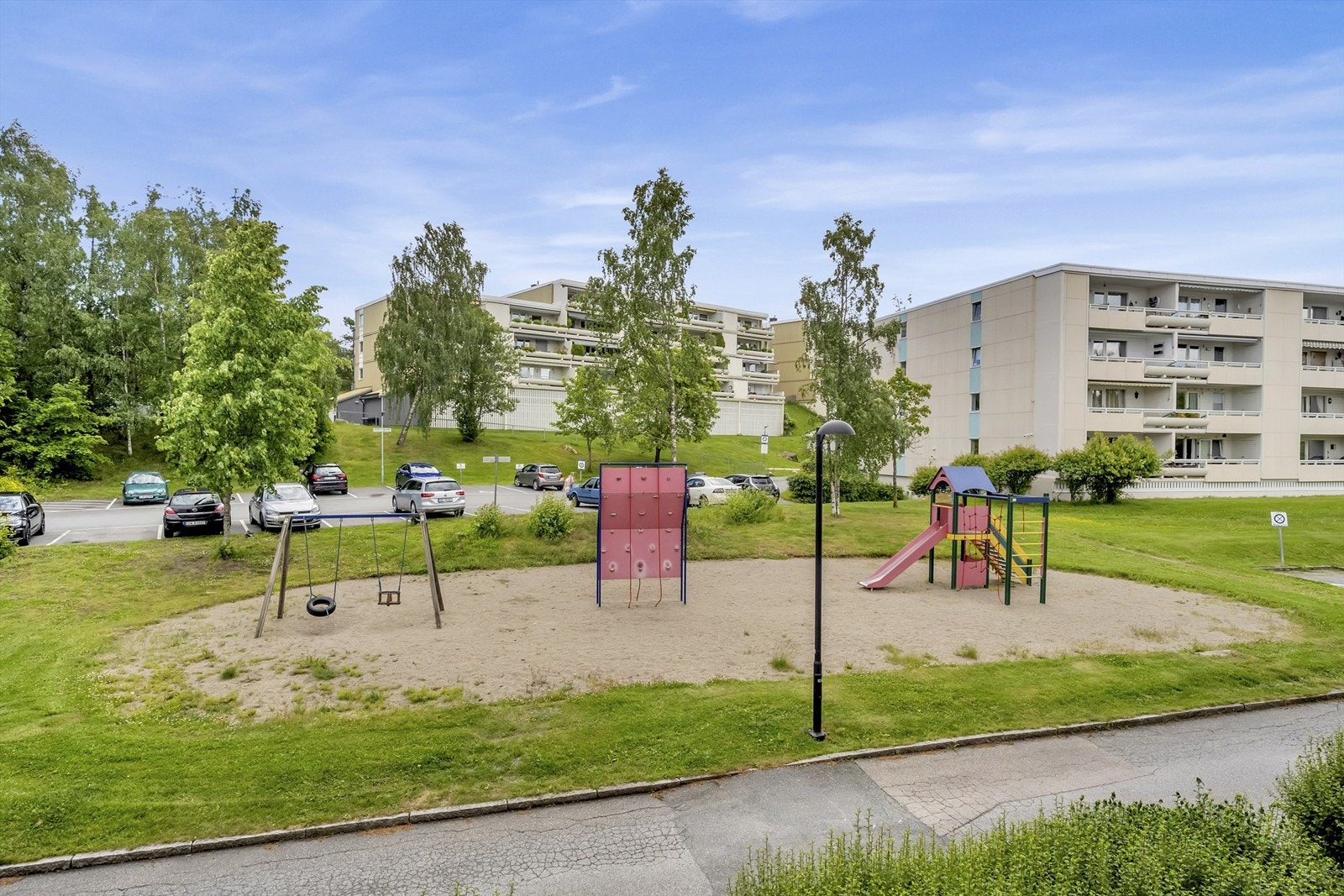 Lekeplass like ved inngangspartiet. Galleribilde