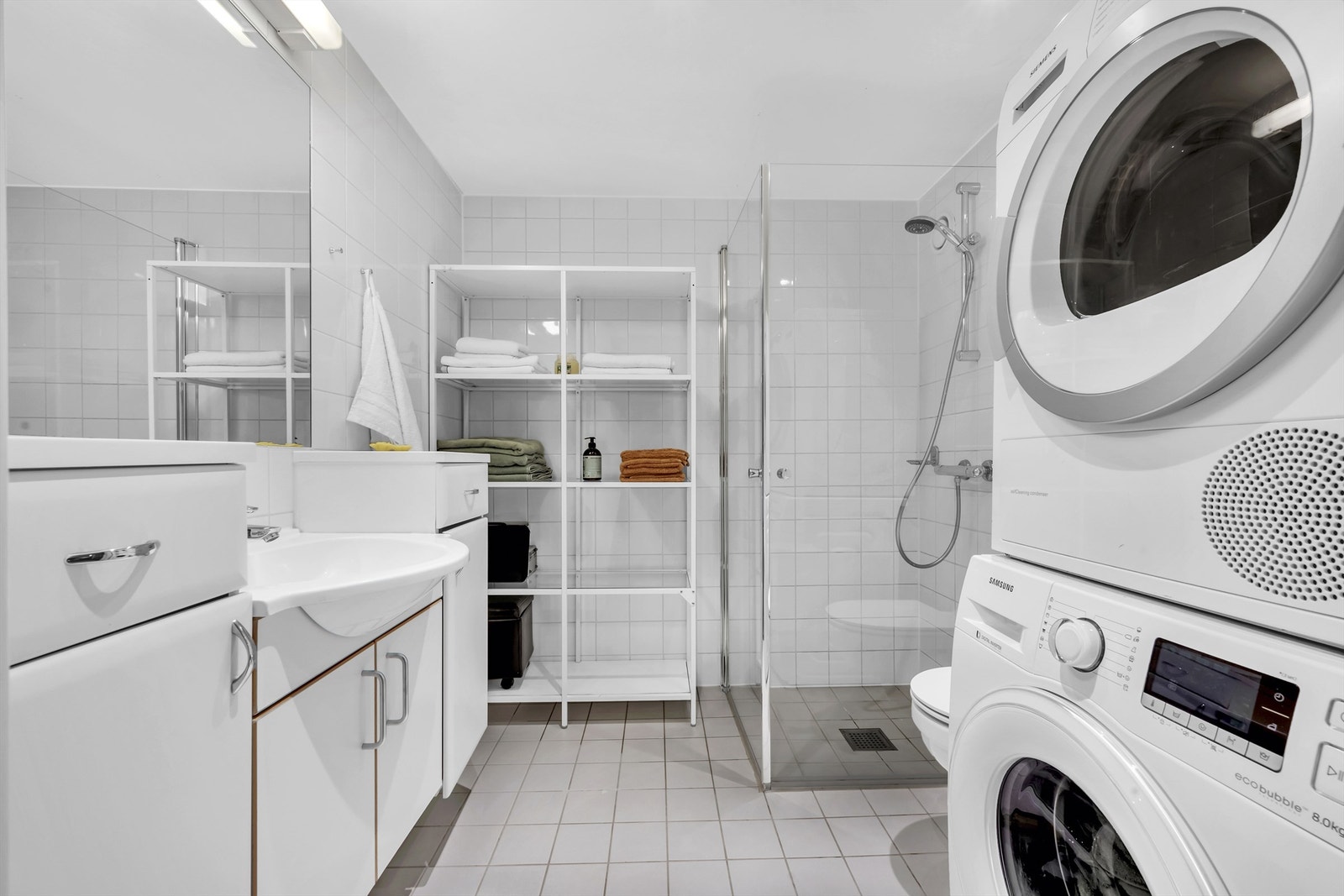 Romslig flislagt bad/WC.
Badene i borettslaget er prefabrikkerte. Galleribilde