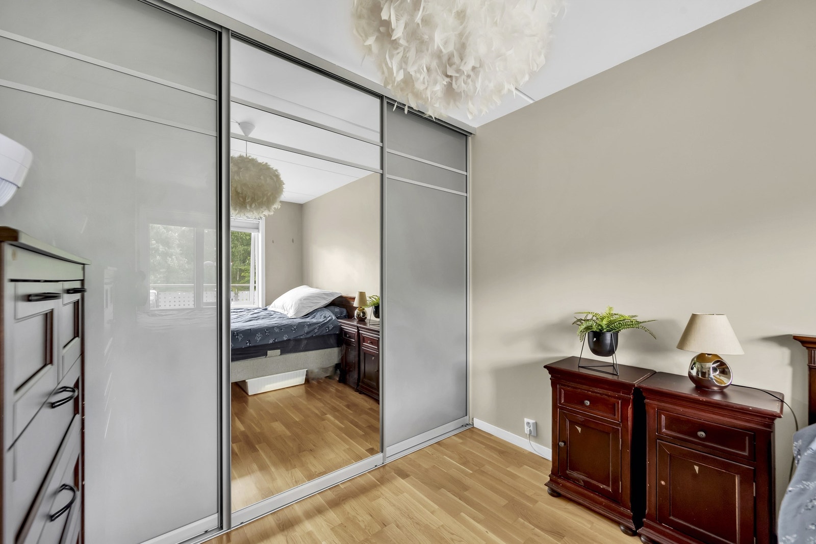 Praktisk skyvedørsgarderobe med god plass. Galleribilde