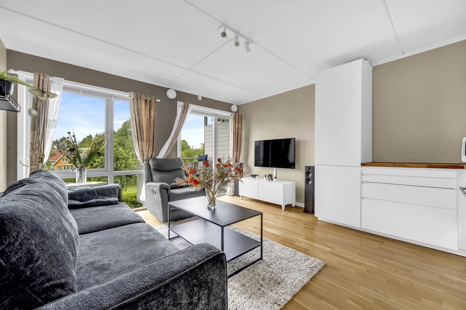 Åpen kjøkken- og stueløsning. Galleribilde